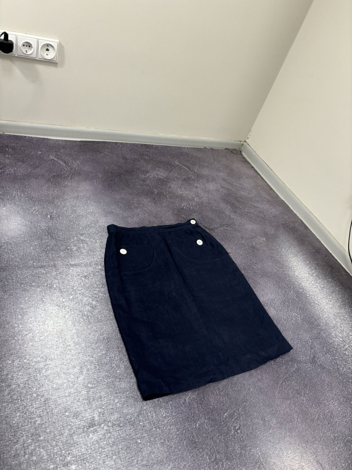 Valentino Vintage Valentino Women’s 90s Classic Luxury Midi Skirt Size 30" / US 8 / IT 44 - 3 Thumbnail