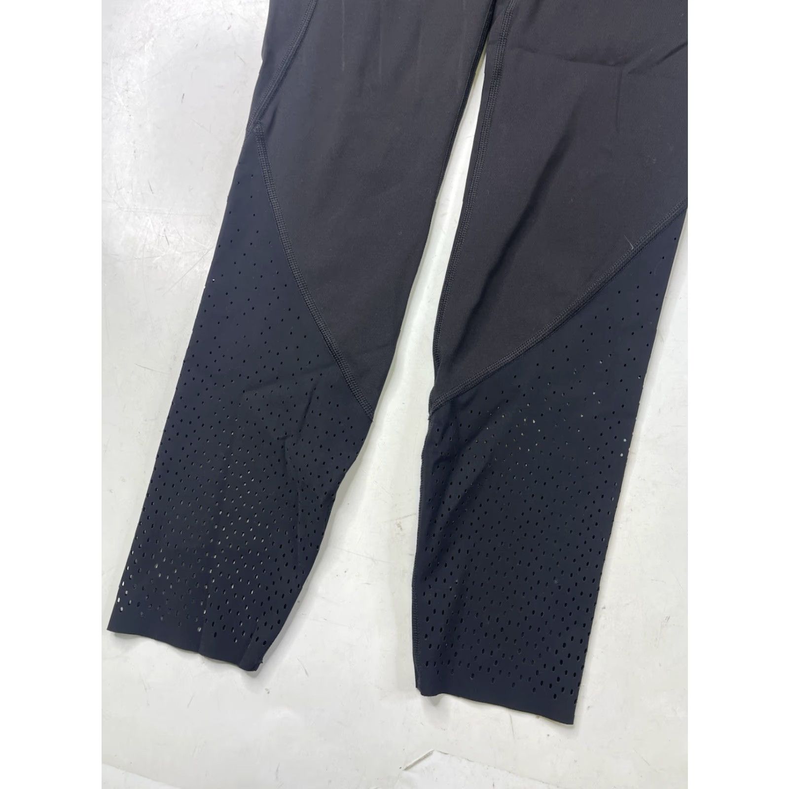 Lululemon Lululemon Leggings Ankle Black Size 6 Womens Skinny Stretch Activewear Yoga Perforated Calf Pants Nylon Spandex Size 28" / US 6 / IT 42 - 2 Thumbnail