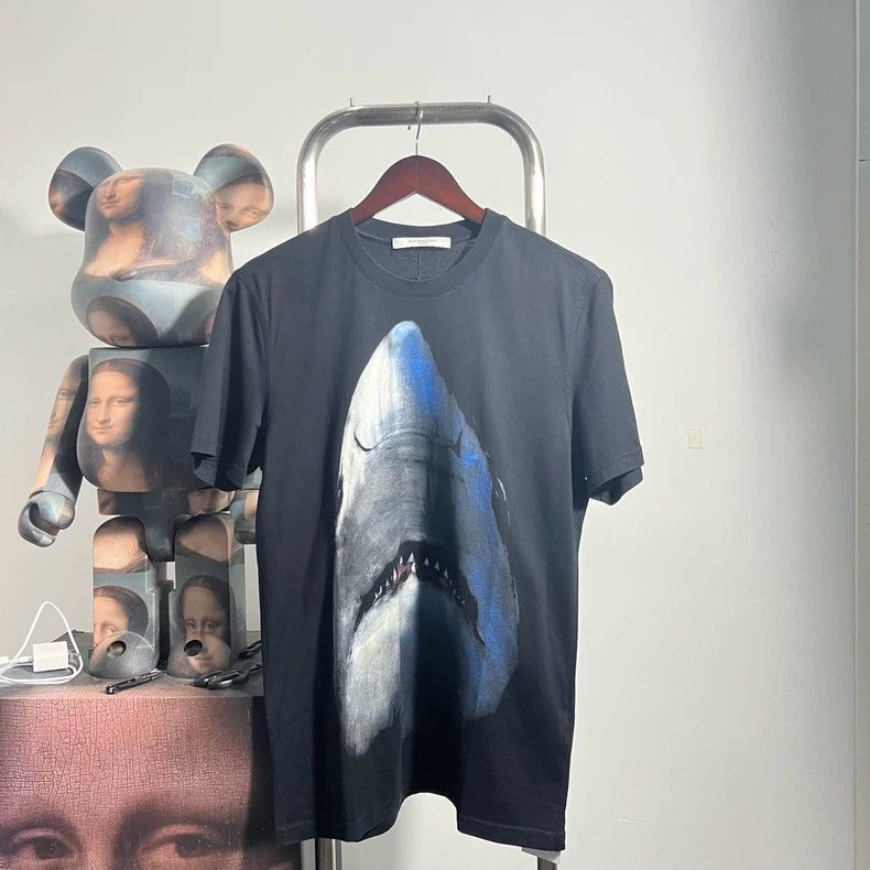 Givenchy Givenchy Shark short-sleeve S1122 Size US M / EU 48-50 / 2 - 1 Thumbnail