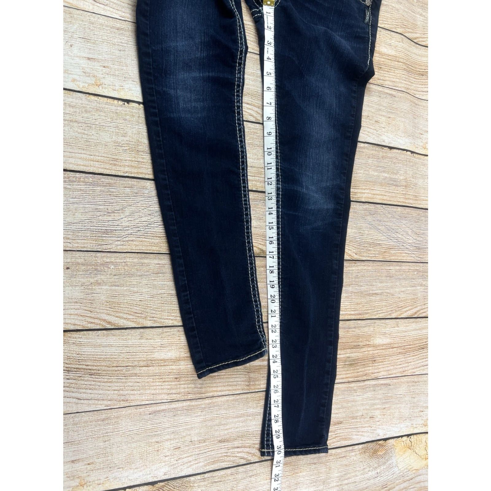 Silver Jeans Co. VINTAGE Women’s Silver Jeans Dark Denim Suki Mid Skinny Size 25 X 31” Women Jeans Skinny Silver Denim Embroidered Button Logo Silver Jeans Suki XS? Size 42" / US 20 - 4 Thumbnail