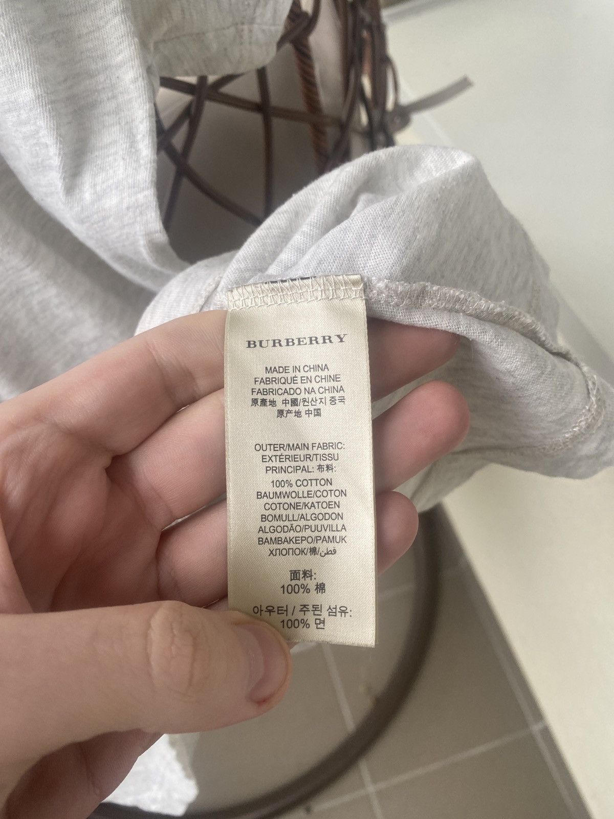 Burberry Burberry luxury big logo on chest drip tee Size US L / EU 52-54 / 3 - 3 Thumbnail