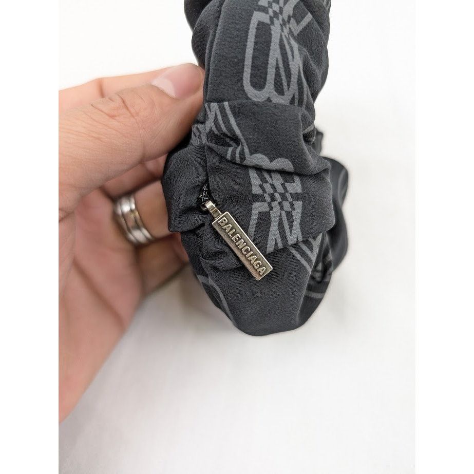 Balenciaga o1rshd1 Size: OS / Holli Zip Scrunchie Silk & Brass in Black Size ONE SIZE - 6 Thumbnail