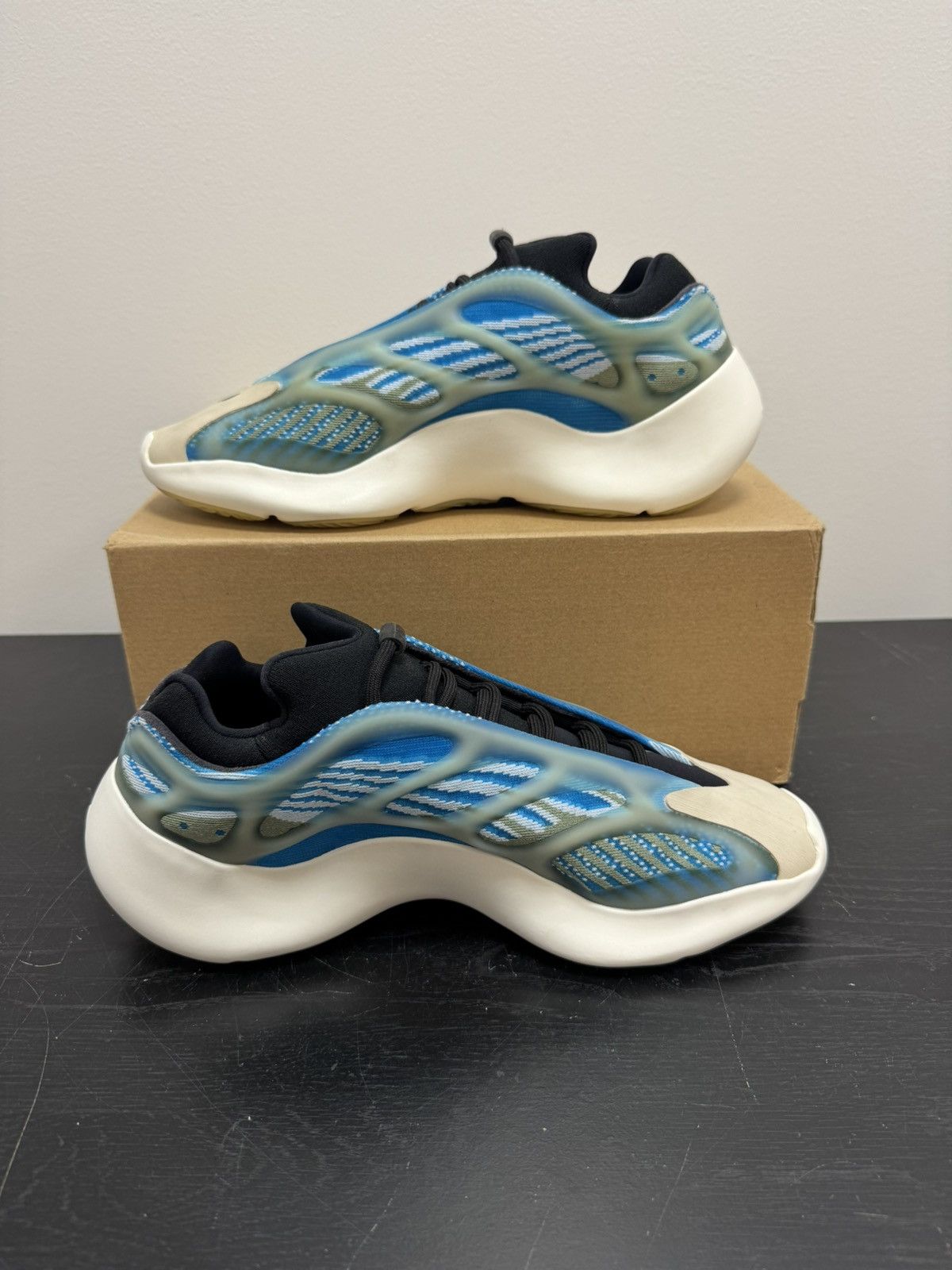 Yeezy Yeezy 700 arzareth Size US 9.5 / EU 42-43 - 2 Thumbnail
