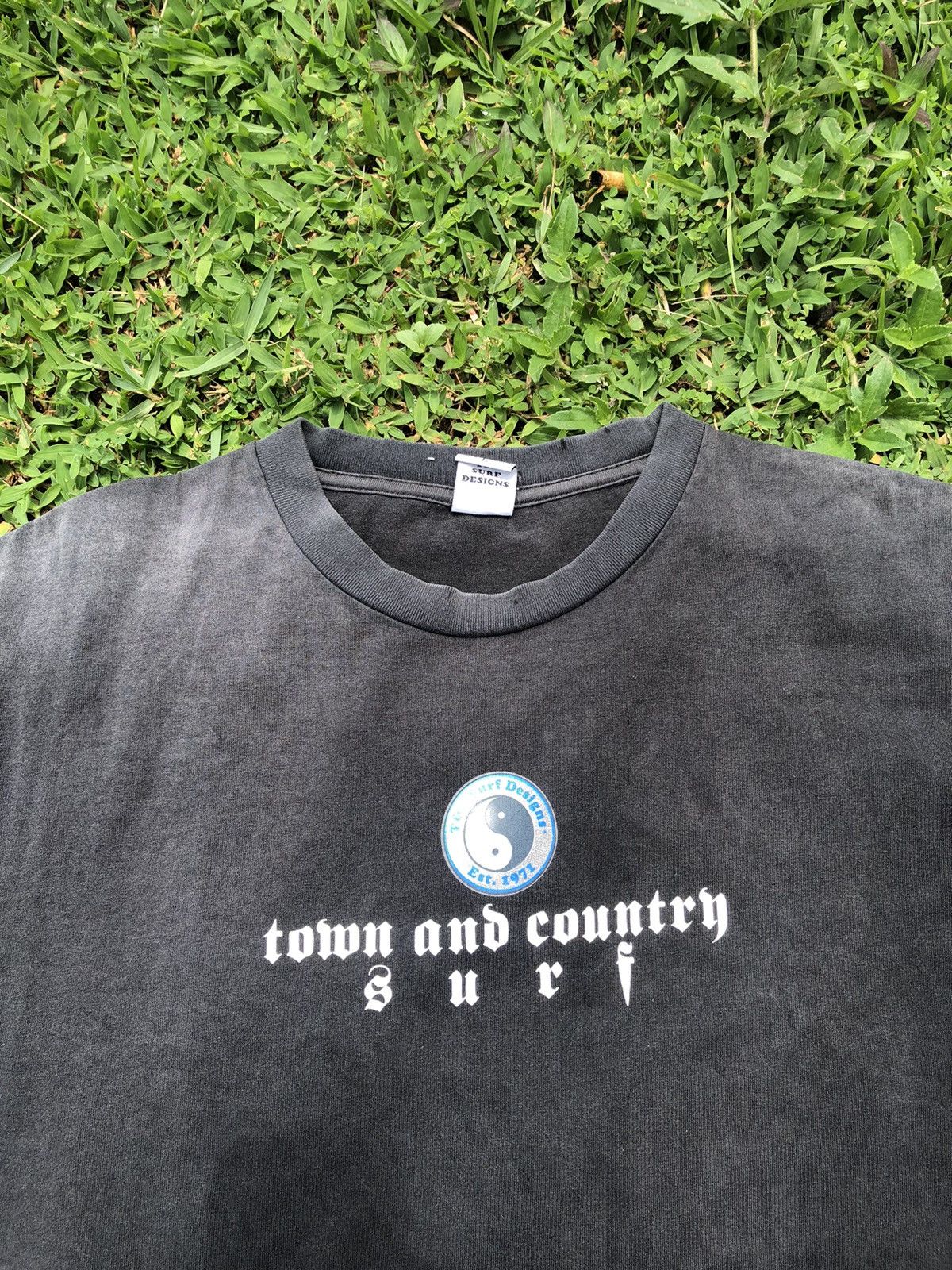 Vintage RARE Vintage Y2K Sunfaded T&C Cross Tribal Gothic Tshirt Size US L / EU 52-54 / 3 - 8 Thumbnail