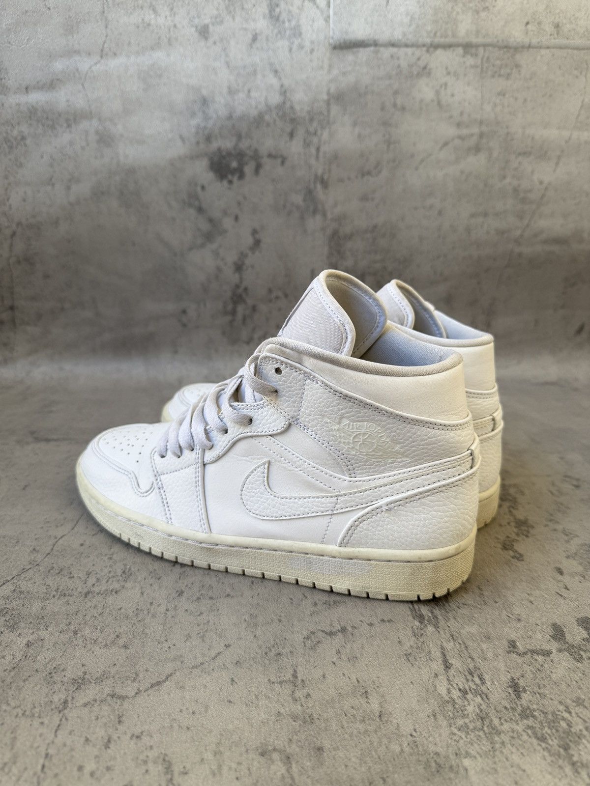 Nike NIKE AIR JORDAN 1 MID TRIPPLE WHITE Size US 8 / EU 41 - 5 Thumbnail