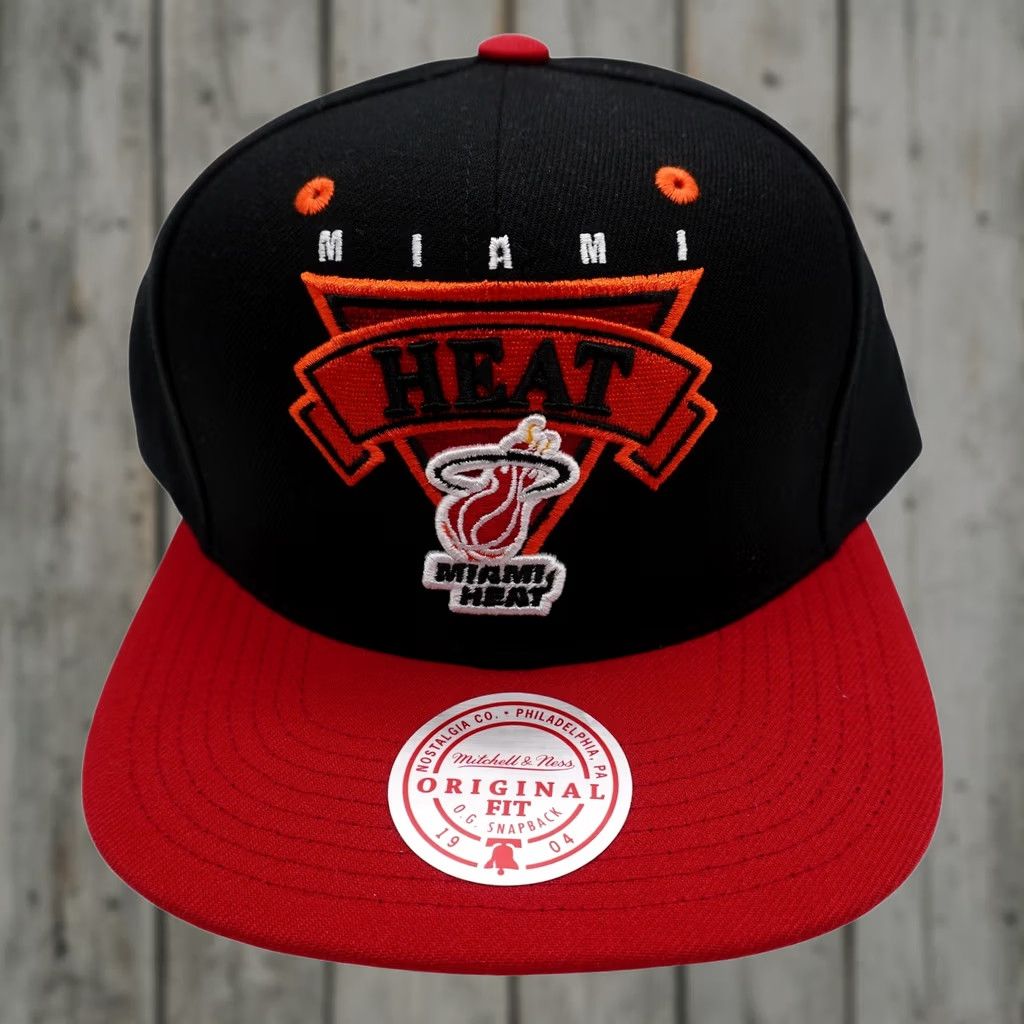 Mitchell & Ness VINTAGE Mitchell & Ness Hat Mens One Size Black Miami Heat Snapback OSFM Red Retro Badge NBA Cap Size ONE SIZE - 1 Thumbnail