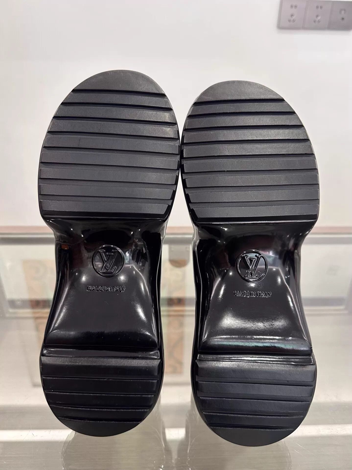 Louis Vuitton LV Archlight 1.0 Women's B&W Patent Sneaker Silver Logo Size US 7 / IT 37 - 6 Thumbnail
