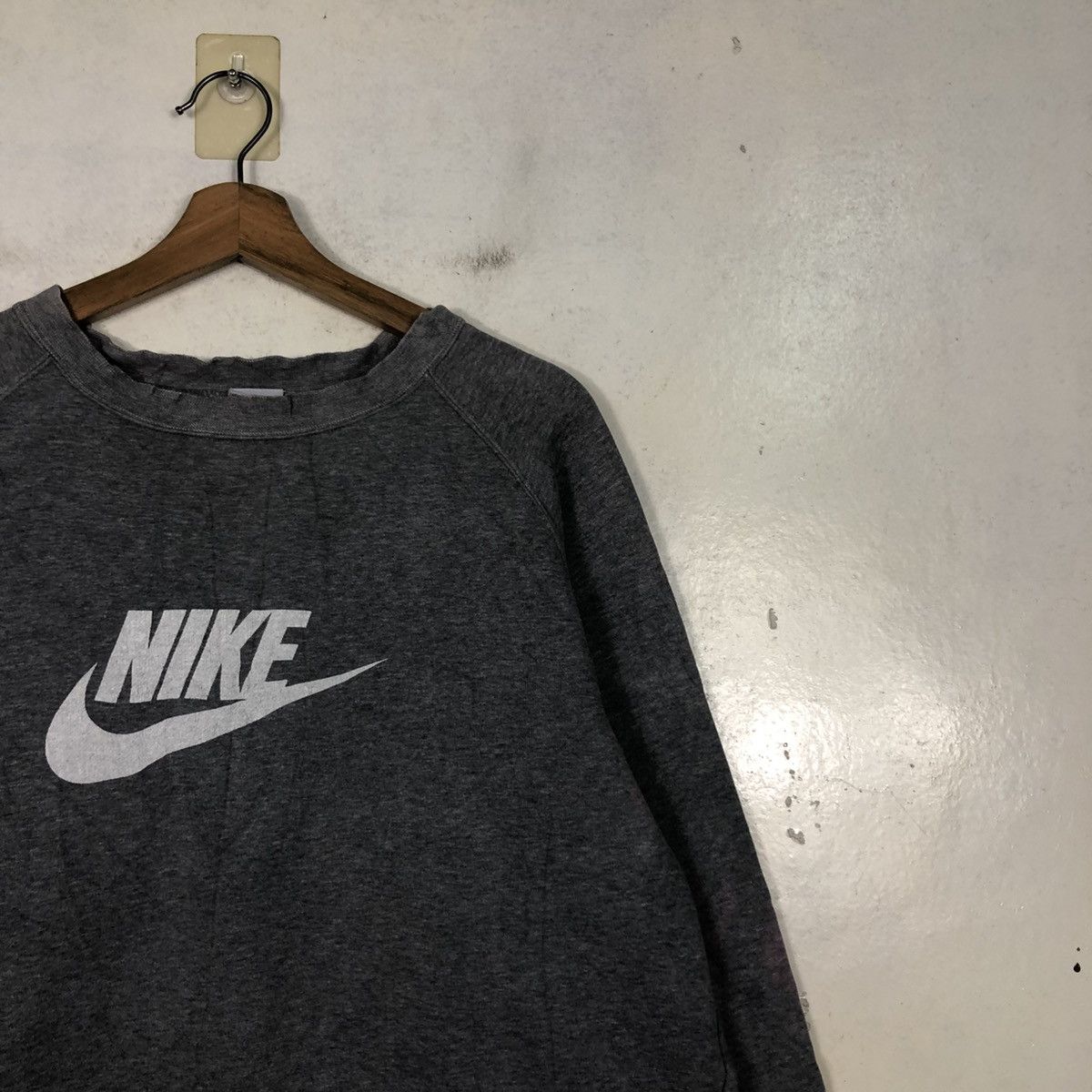 Nike 📌Vintage Sweatshirt Nike Big Logo Sun Faded Size US XL / EU 56 / 4 - 8 Thumbnail