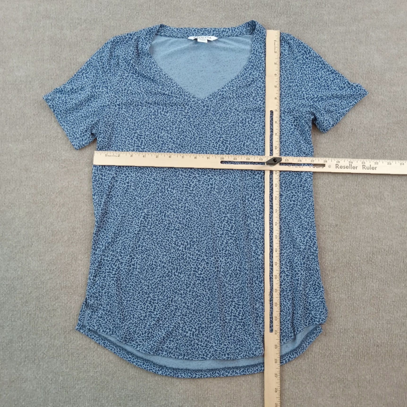Athleta Athleta Blue Cheetah Print V-Neck Short Sleeve Yoga Shirt Womens Medium Size M / US 6-8 / IT 42-44 - 2 Thumbnail