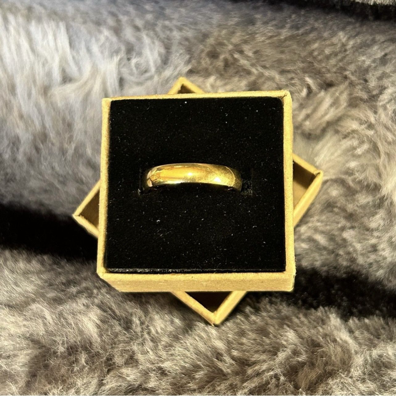 Jewelry Ladies 18kt solid yellow gold 4mm classic dome band NIB 6.5 Size ONE SIZE - 1 Thumbnail