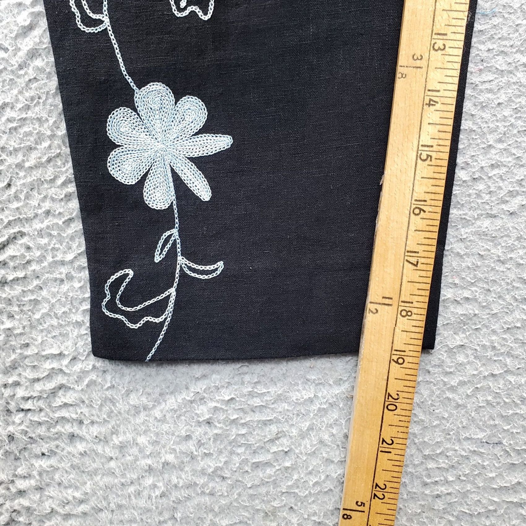 Vintage John Roberts Capri Pants Womens Size 4P Black Linen Embroidered Floral Back Zip Capri Pants Womens 4P Black Linen Embroidered Floral Back Zip Size 27" / US 4 / IT 40 - 4 Thumbnail