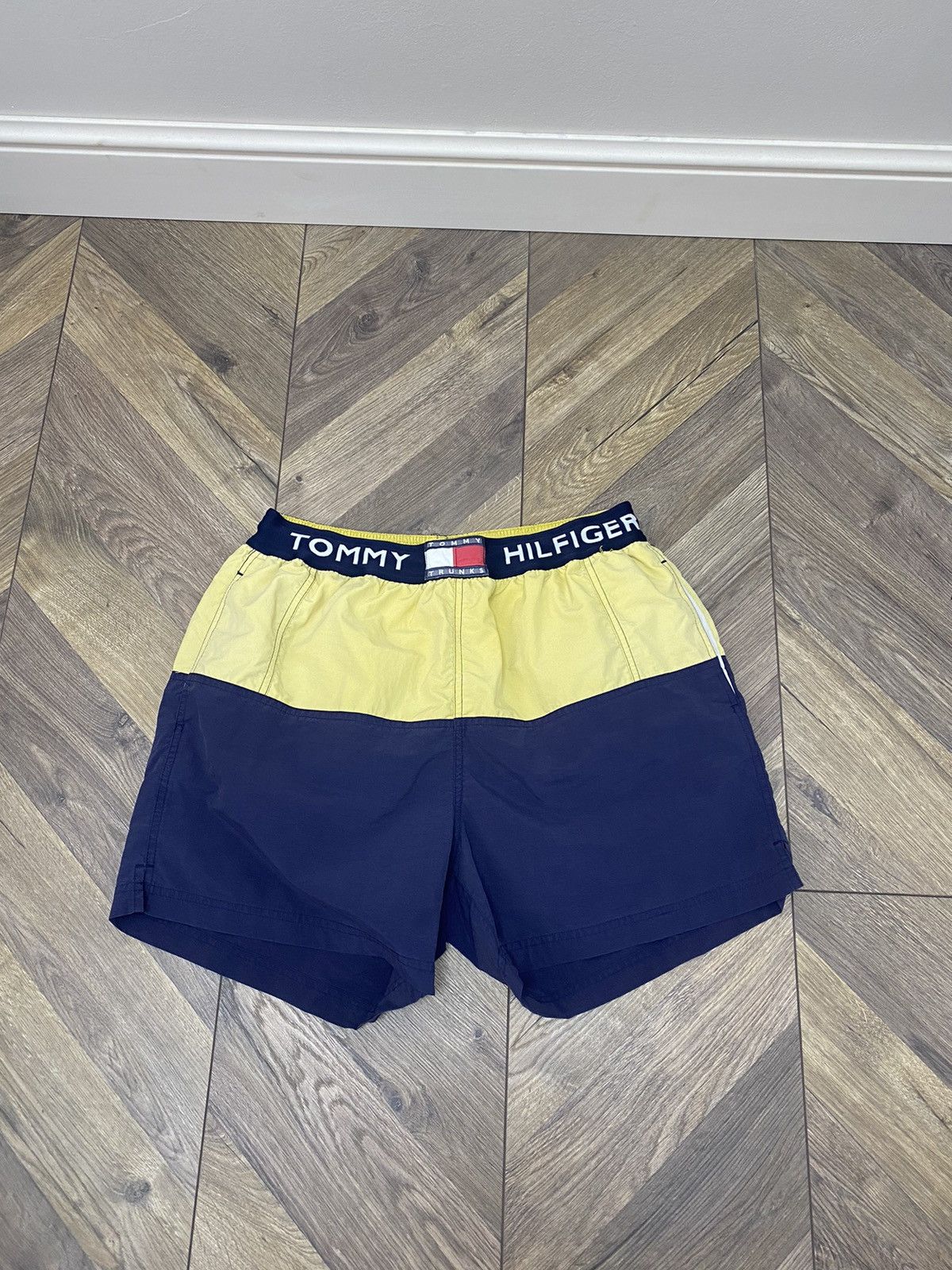 Tommy Hilfiger × Vintage Vintage Tommy Hilfiger Trunks Shorts Size US 31 - 1 Thumbnail