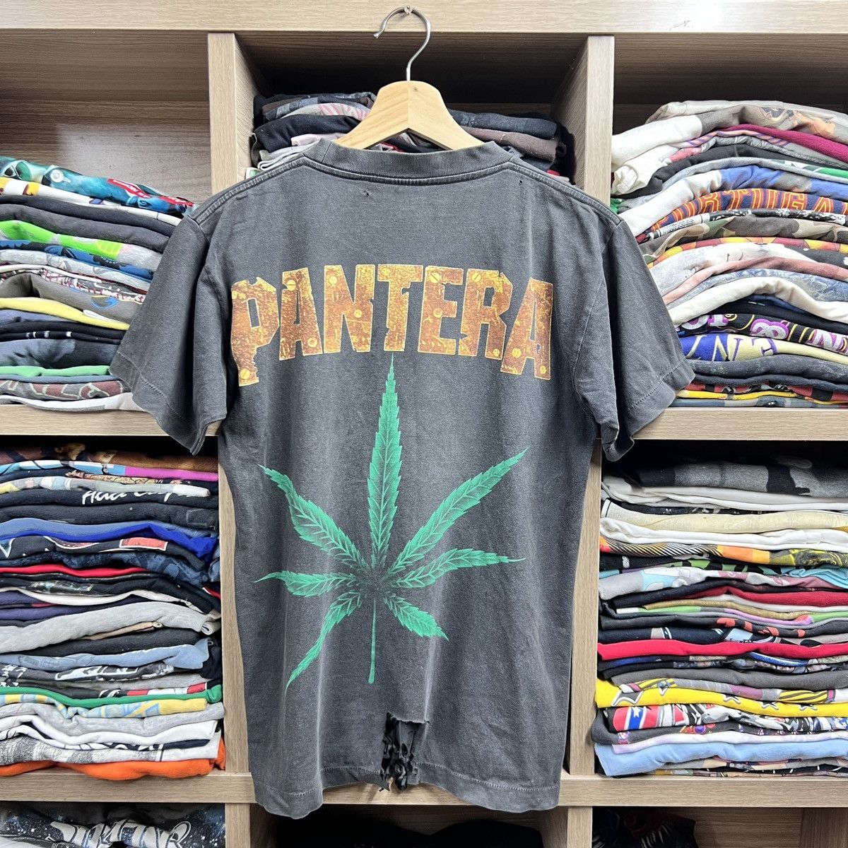 Band Tees VTG PANTERA DISTRESS SIZE X-LARGE FIT MEDIUM SINGLE STITCH Size US M / EU 48-50 / 2 - 2 Thumbnail