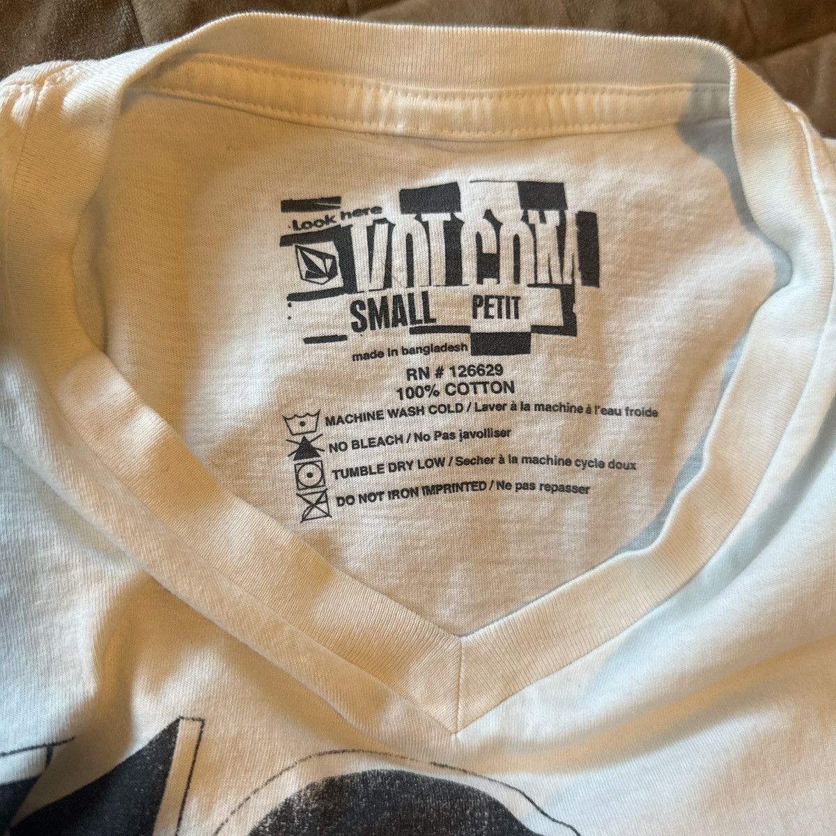 Volcom Vintage Y2K Volcom Stone Graphic Tee White V-Neck Small Size S / US 4 / IT 40 - 2 Thumbnail