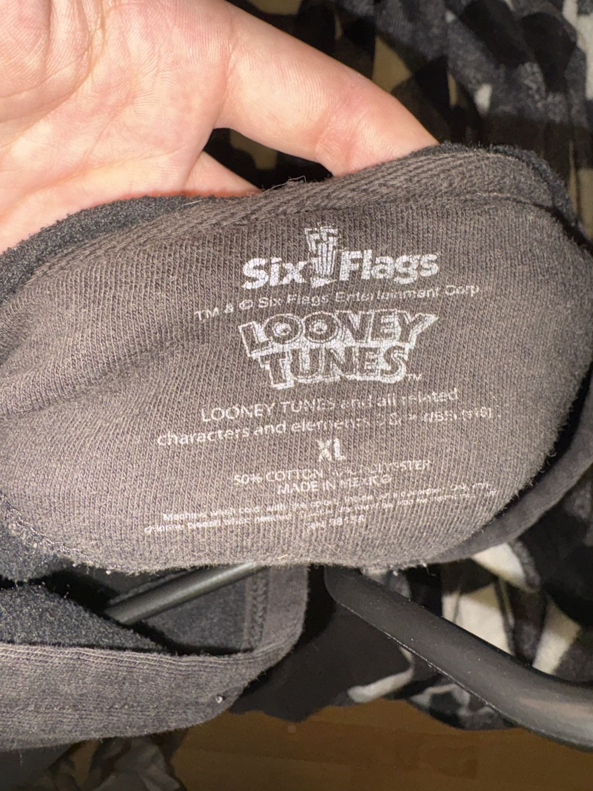 Other Vintage LOONEY TUNES Six Flags Hoodie Size US XL / EU 56 / 4 - 4 Thumbnail