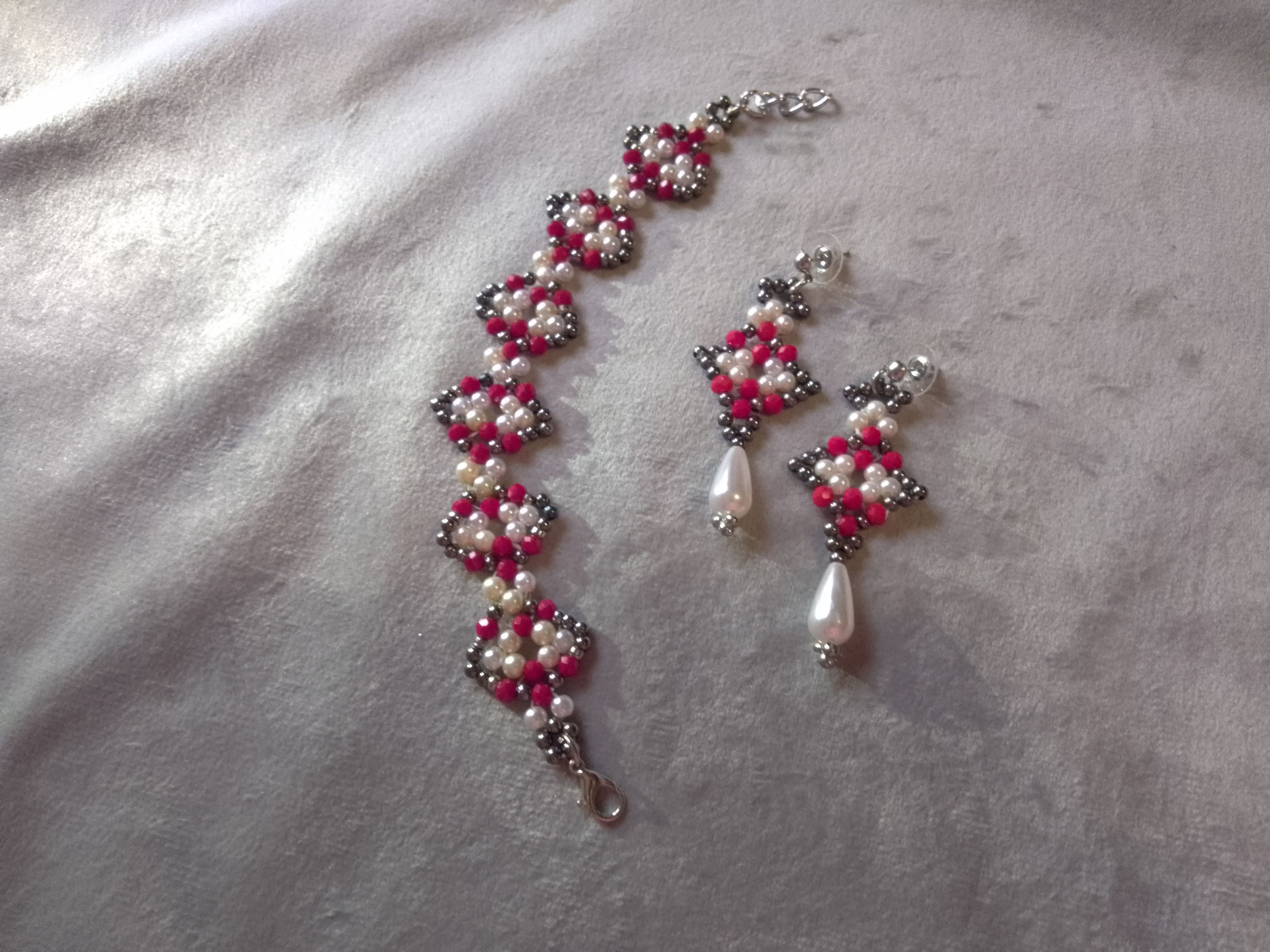 Handmade Bracelet and earrings. White pearls, red crystals. Size ONE SIZE - 1 Thumbnail