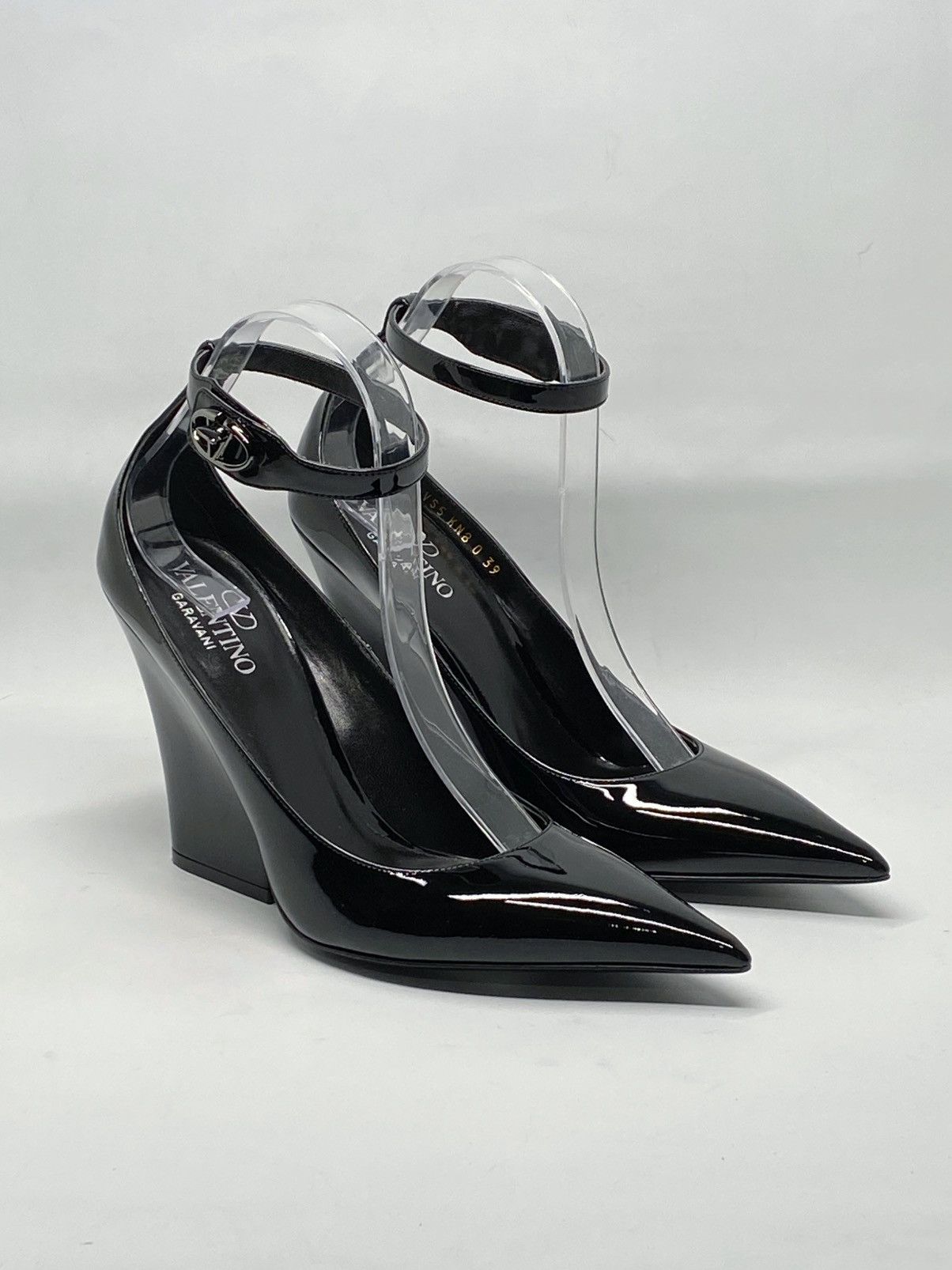 Valentino Valentino Garavani V Logo 105 Lockette Wedge Pump size 39 Size US 9 / IT 39 - 7 Thumbnail