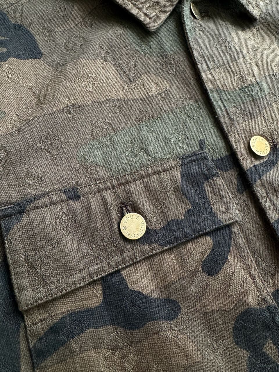 Louis Vuitton × Supreme LOUIS VUITTON x SUPREME CAMO MONOGRAM DENIM TRUCKER JACKET Size US S / EU 44-46 / 1 - 5 Thumbnail