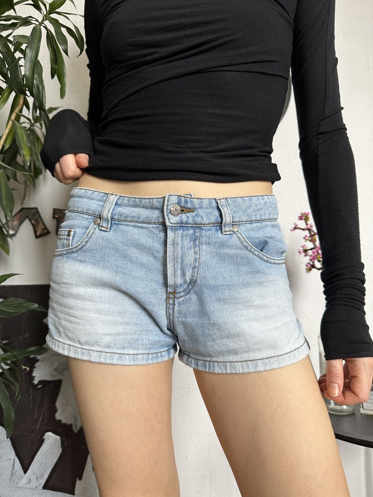 Vintage Vintage Sexy Washed Denim Mini Mico Shorts y2k Size 30" / US 8 / IT 44 - 3 Thumbnail