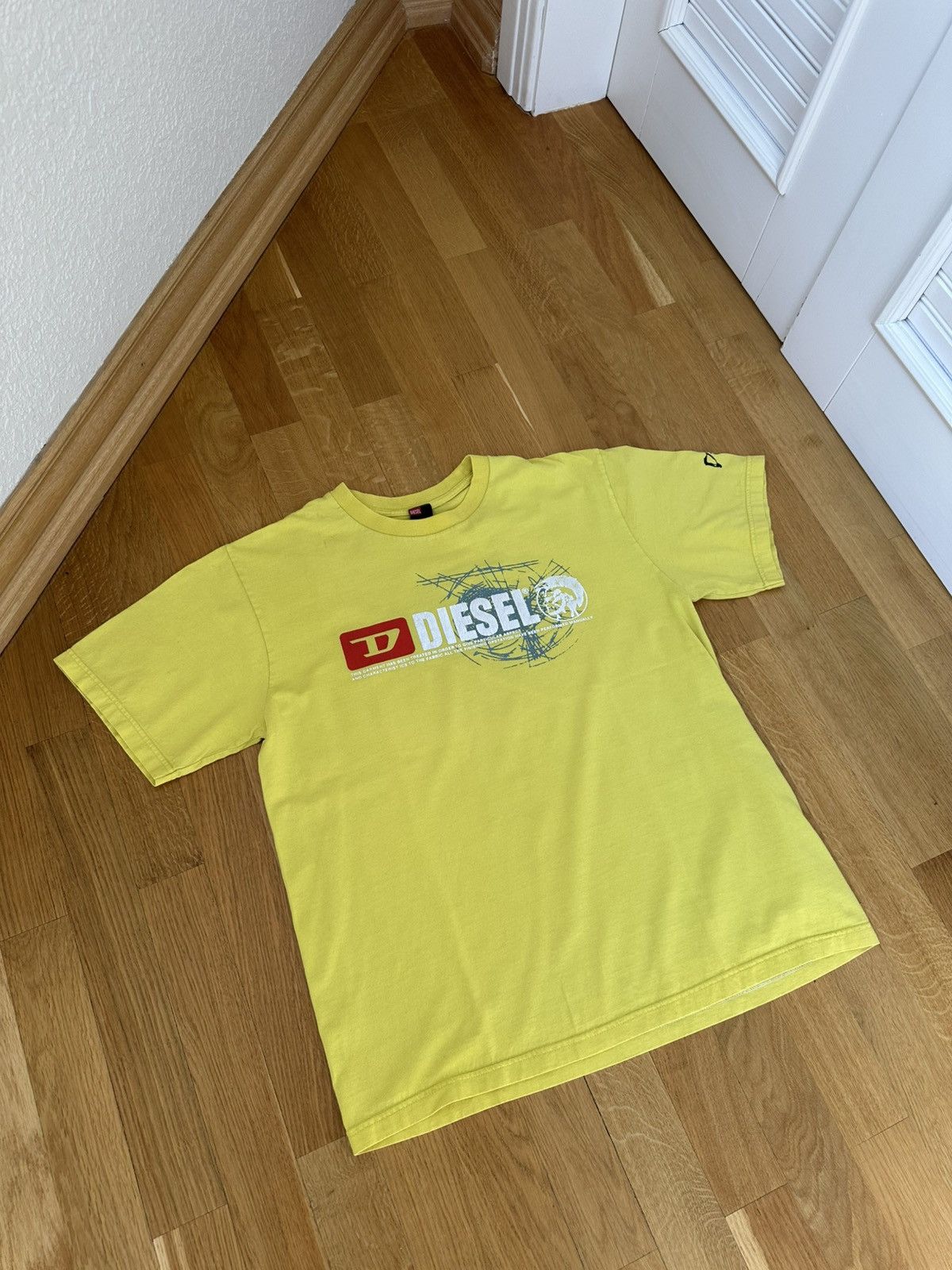 Diesel Vintage Mens Diesel Yellow T-shirt Big Logo Centre Fit Size US XL / EU 56 / 4 - 1 Thumbnail