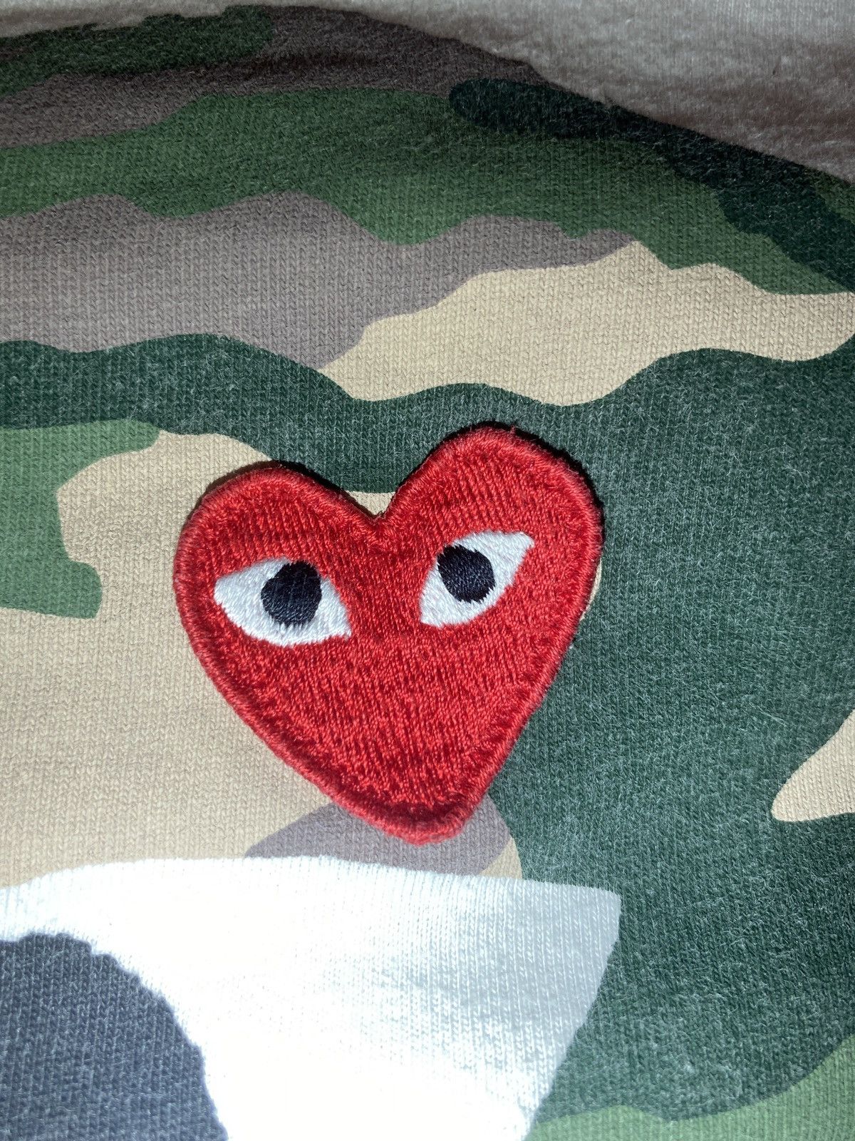 Comme des Garcons PLAY Play Comme des Garçons camo heart Tshirt Size US M / EU 48-50 / 2 - 2 Thumbnail