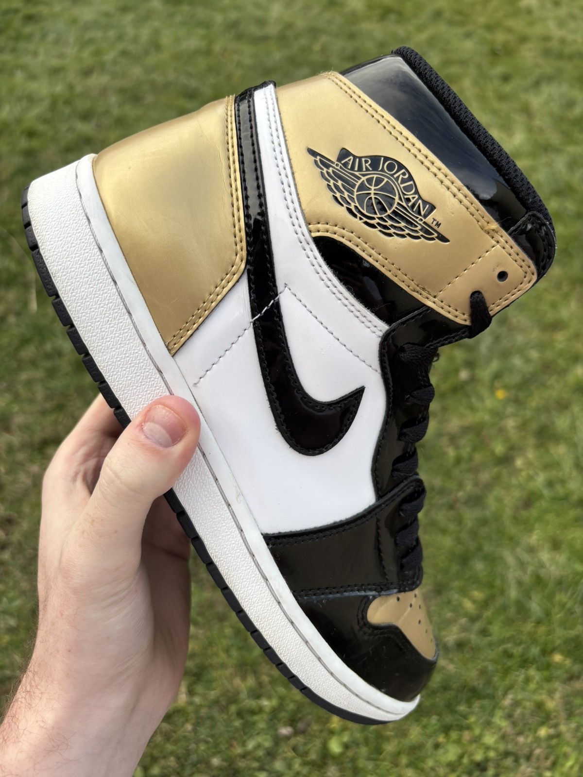 Jordan Brand Jordan 1 Retro High OG NRG Gold Toe 2018 Size 9.5 Size US 9.5 / EU 42-43 - 1 Thumbnail