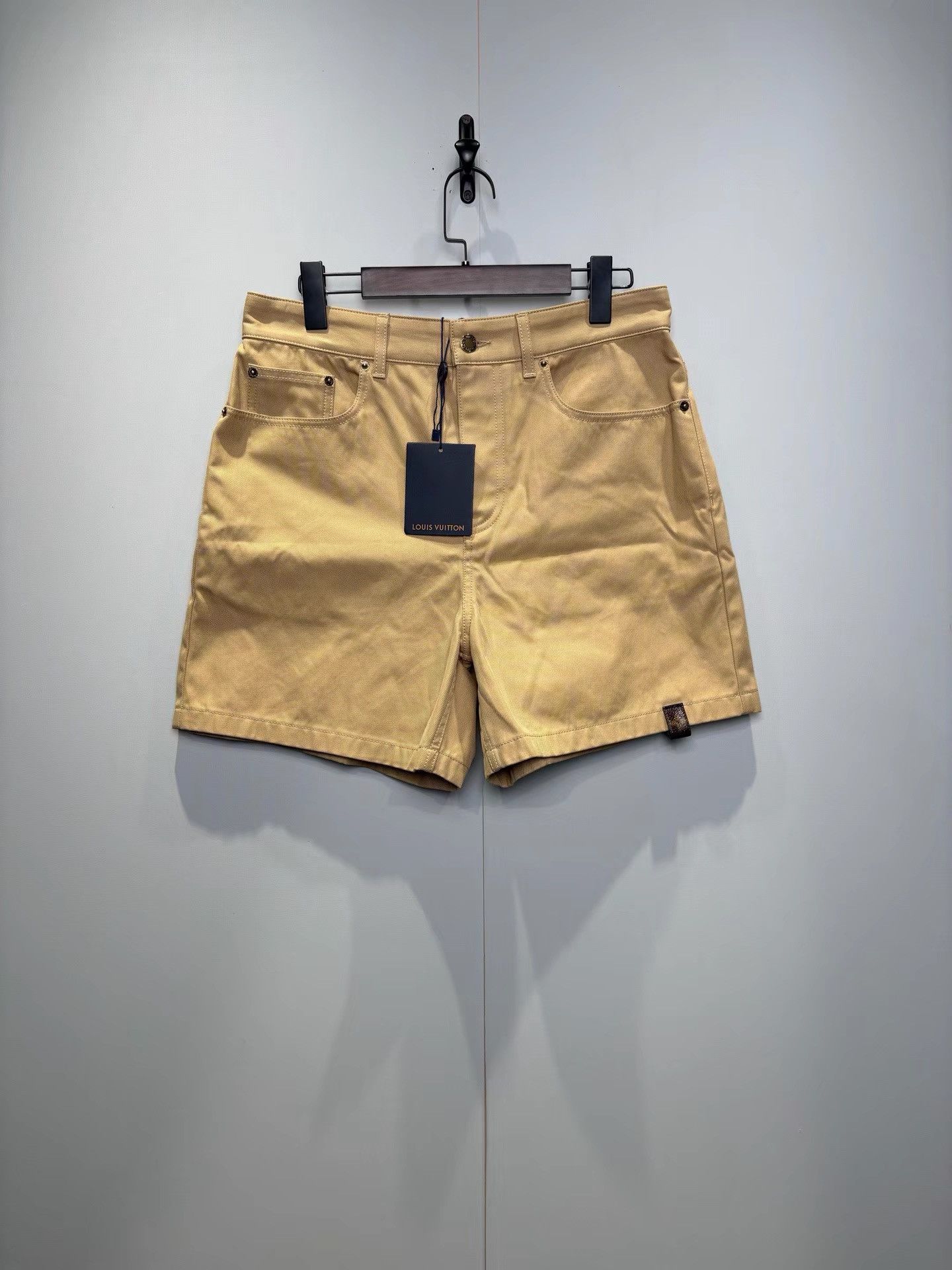 Louis Vuitton Louis Vuitton SS24 Shorts with Rear Leather Patch K36 Size US 42 / EU 58 - 1 Thumbnail