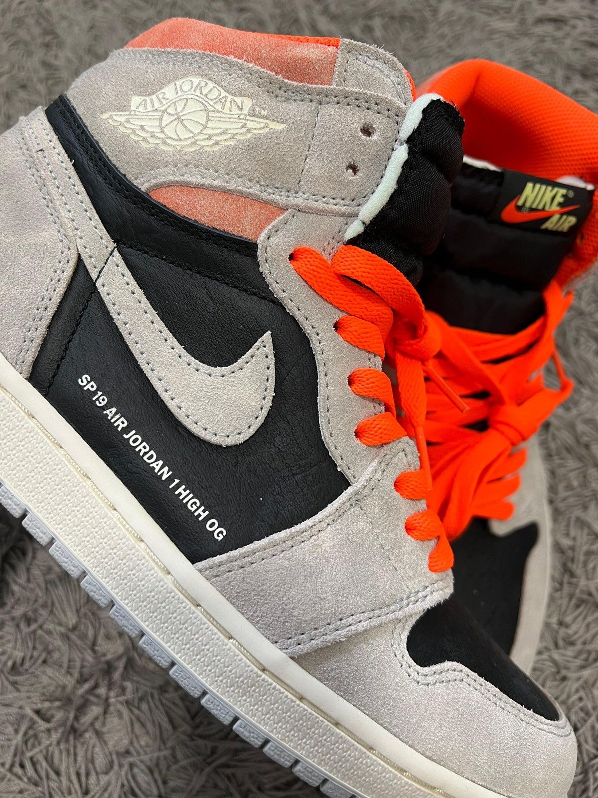 Nike Jorden 1 high Neutral grey hyper crimson Size US 9 / EU 42 - 12 Thumbnail