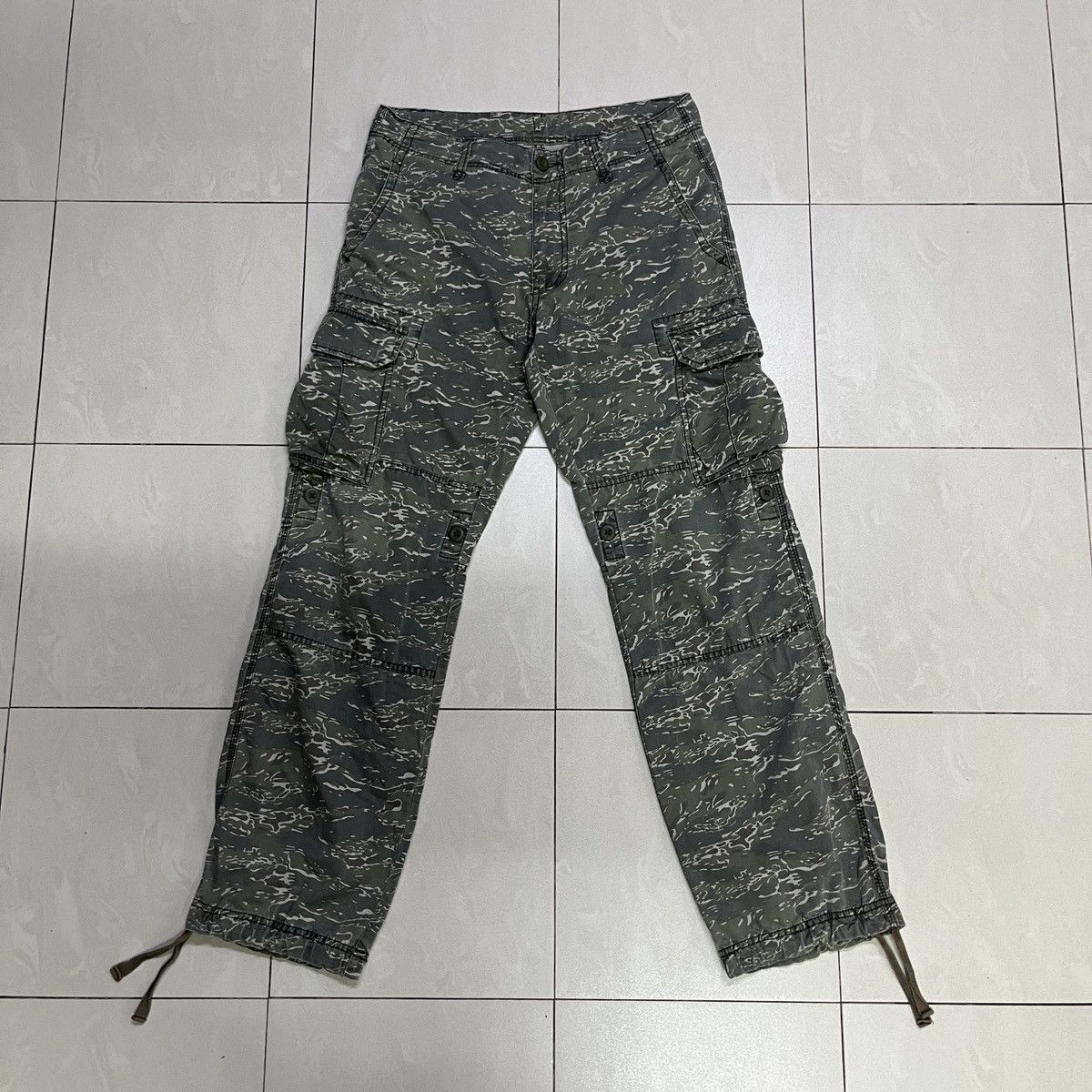 Uniqlo Uniqlo Camo Tiger Stripe Cargo Pants Size US 30 / EU 46 - 1 Thumbnail