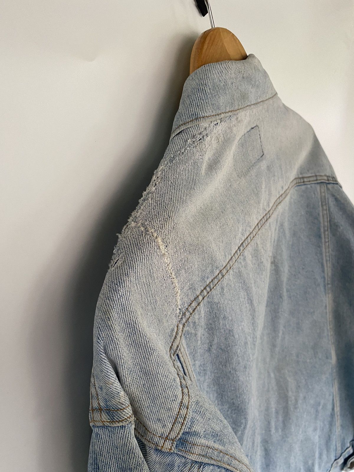 Levi's × Levi's Vintage Clothing Distressed Vintage Levi’s Trucker Denim Jeans Jacket USA Size US S / EU 44-46 / 1 - 18 Thumbnail