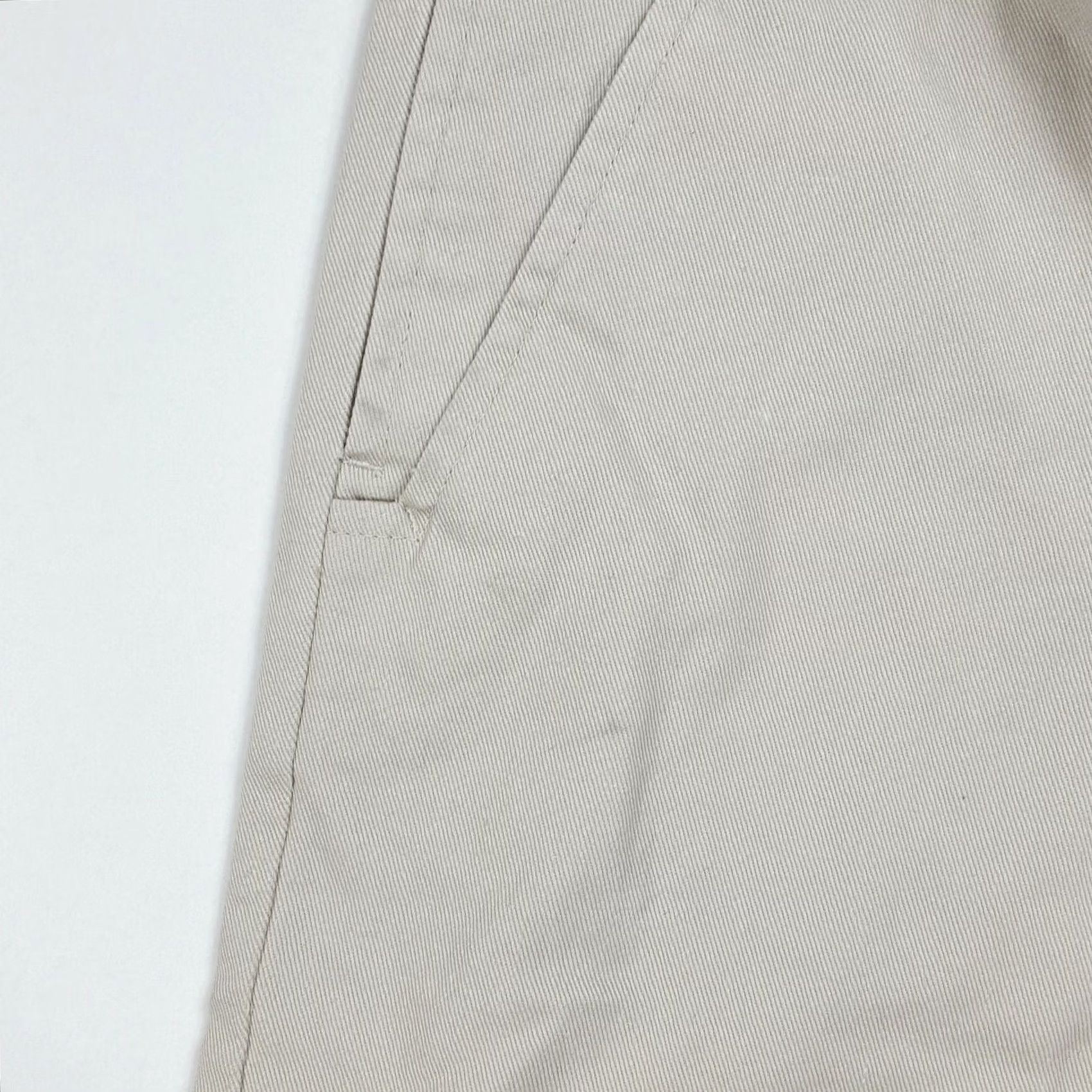 Izod VINTAGE IZOD Khaki Chinos Women's Size 8 Relaxed Twill Shorts Solid Beige 90s Outdoor Golf Tennis Preppy - Womens Size 42" / US 20 - 4 Thumbnail
