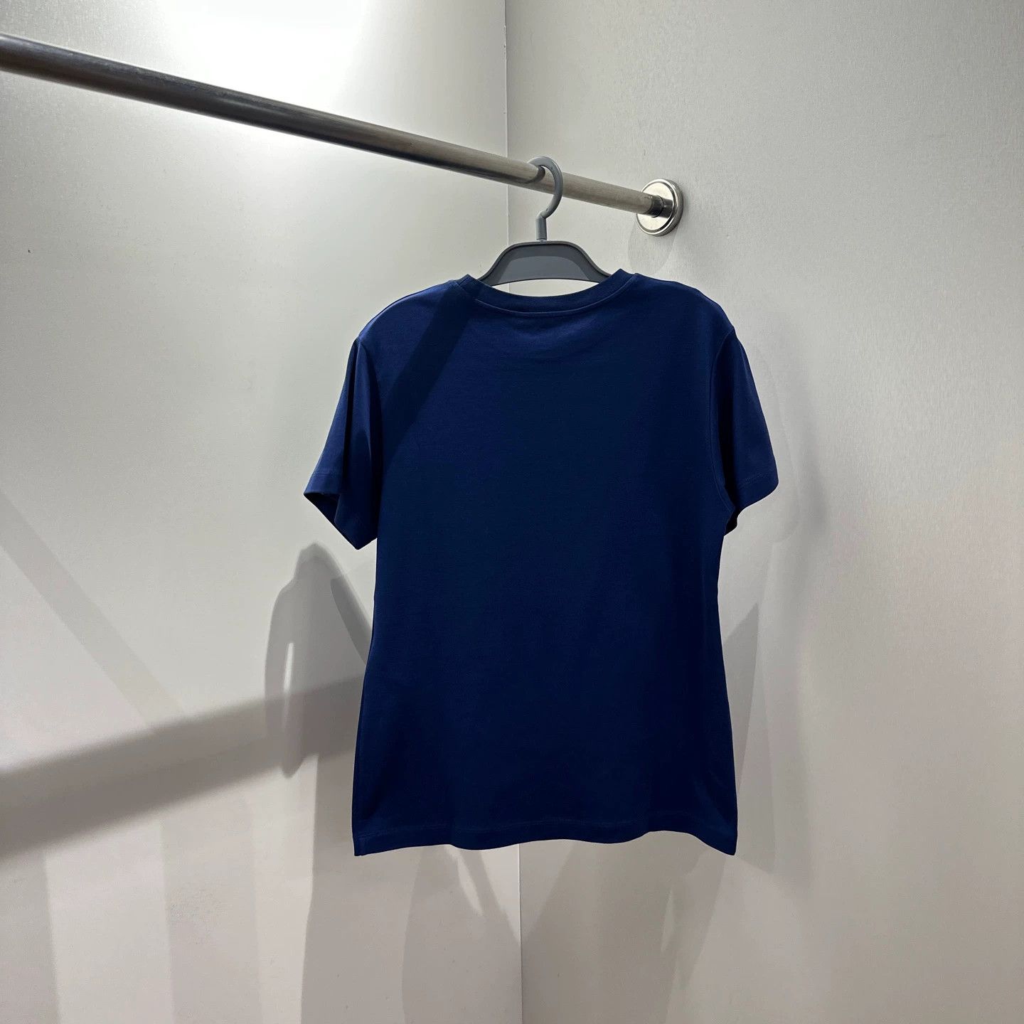 Louis Vuitton Louis Vuitton Blue Logo Embroidered Pocket Cotton SS Tee M Size M / US 6-8 / IT 42-44 - 2 Thumbnail