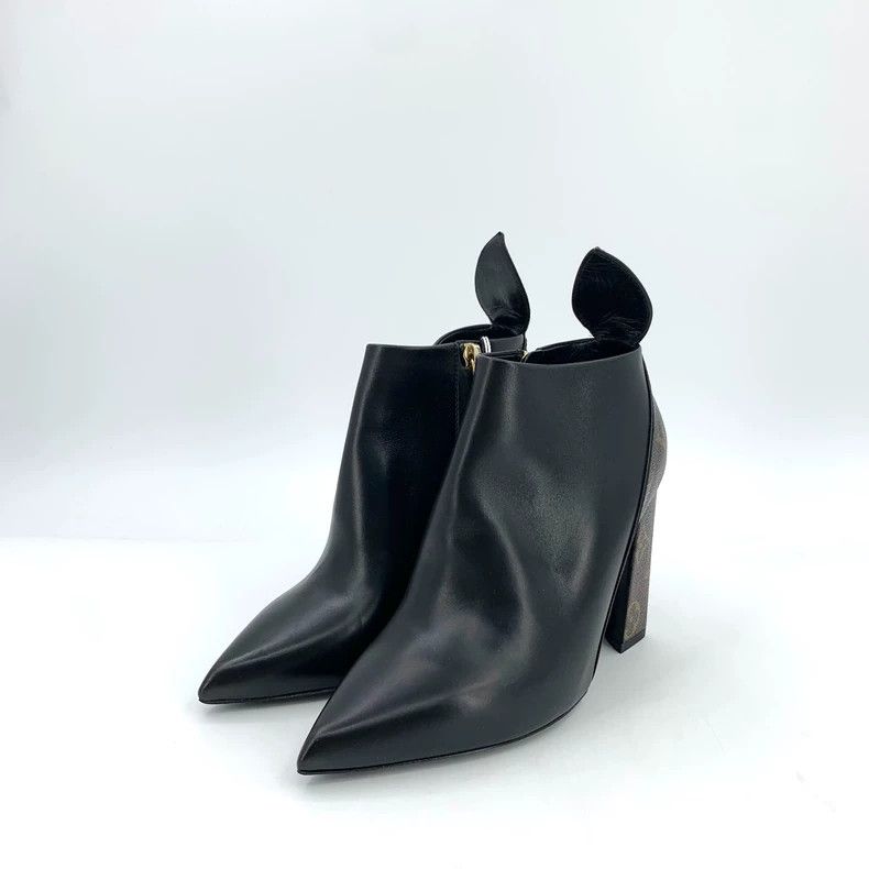 Louis Vuitton Louis Vuitton Black logo print paneled leather chunky heel Size US 5.5 / IT 35.5 - 1 Thumbnail
