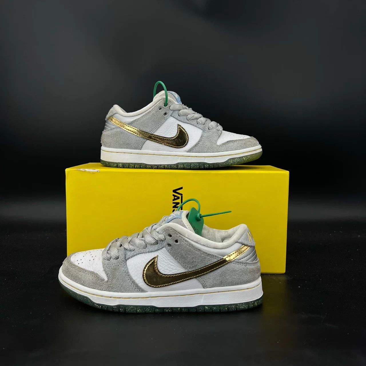 Nike Nike Dunk SB Snow Festival 36 Worn, Minimal Sole Wear Size US 5 / IT 35 - 3 Thumbnail
