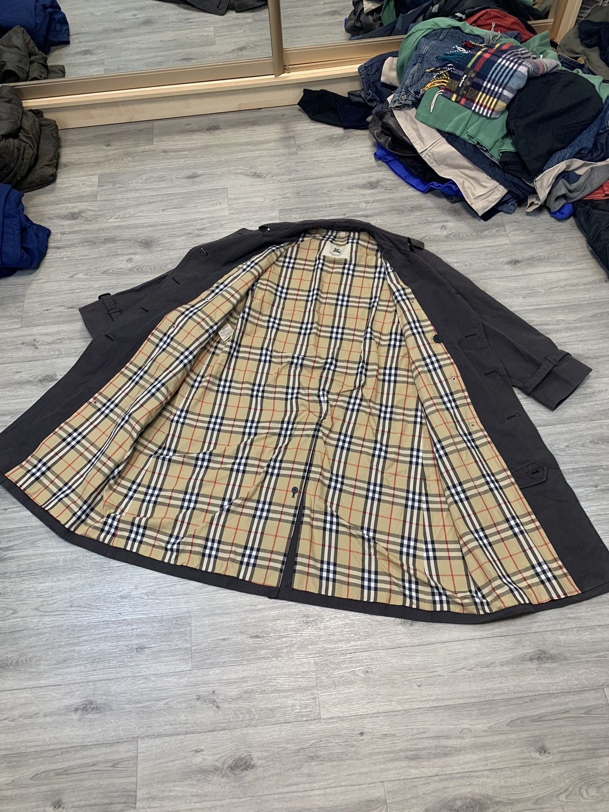 Burberry Burberry London Vintage Trench Coat Plaid Lining Size 50 Size US M / EU 48-50 / 2 - 7 Thumbnail
