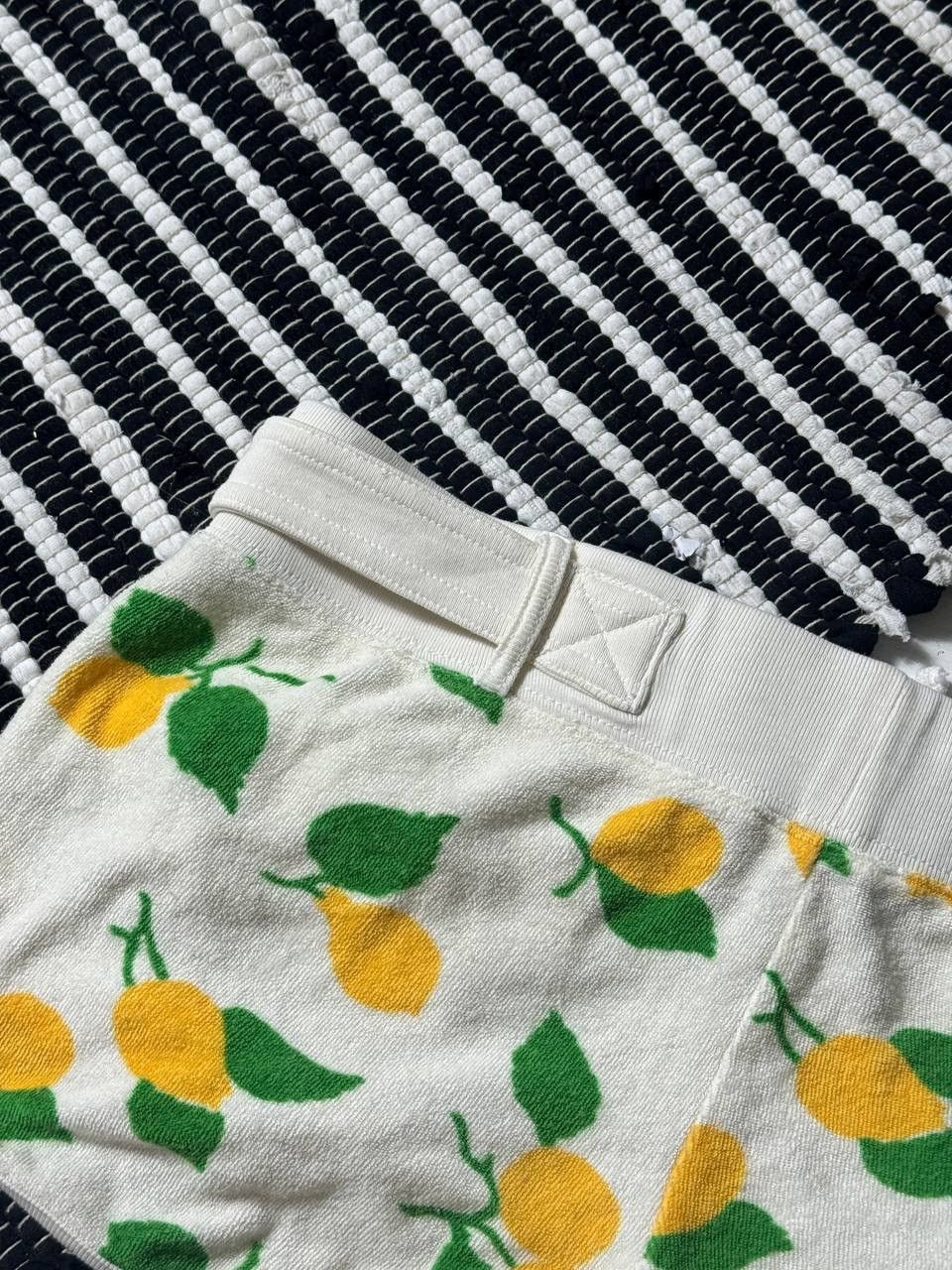Juicy Couture VINTAGE JUICY COUTURE LEMON MONOGRAM PRINT Y2K SHORTS Size 26" / US 2 / IT 38 - 5 Thumbnail
