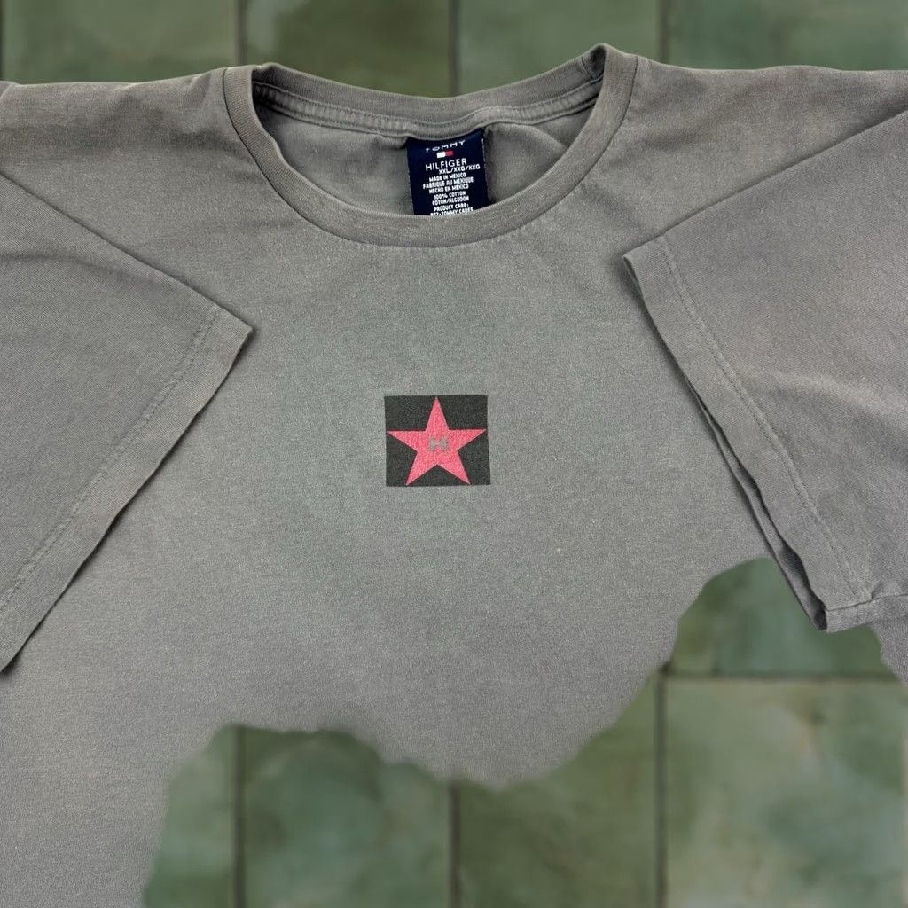 Tommy Hilfiger VINTAGE Tommy Hilfiger T Shirt Adult 2XL Gray Logo Short Sleeve Crew Neck Hipster 90s USA Y2K Size US XXL / EU 58 / 5 - 1 Thumbnail