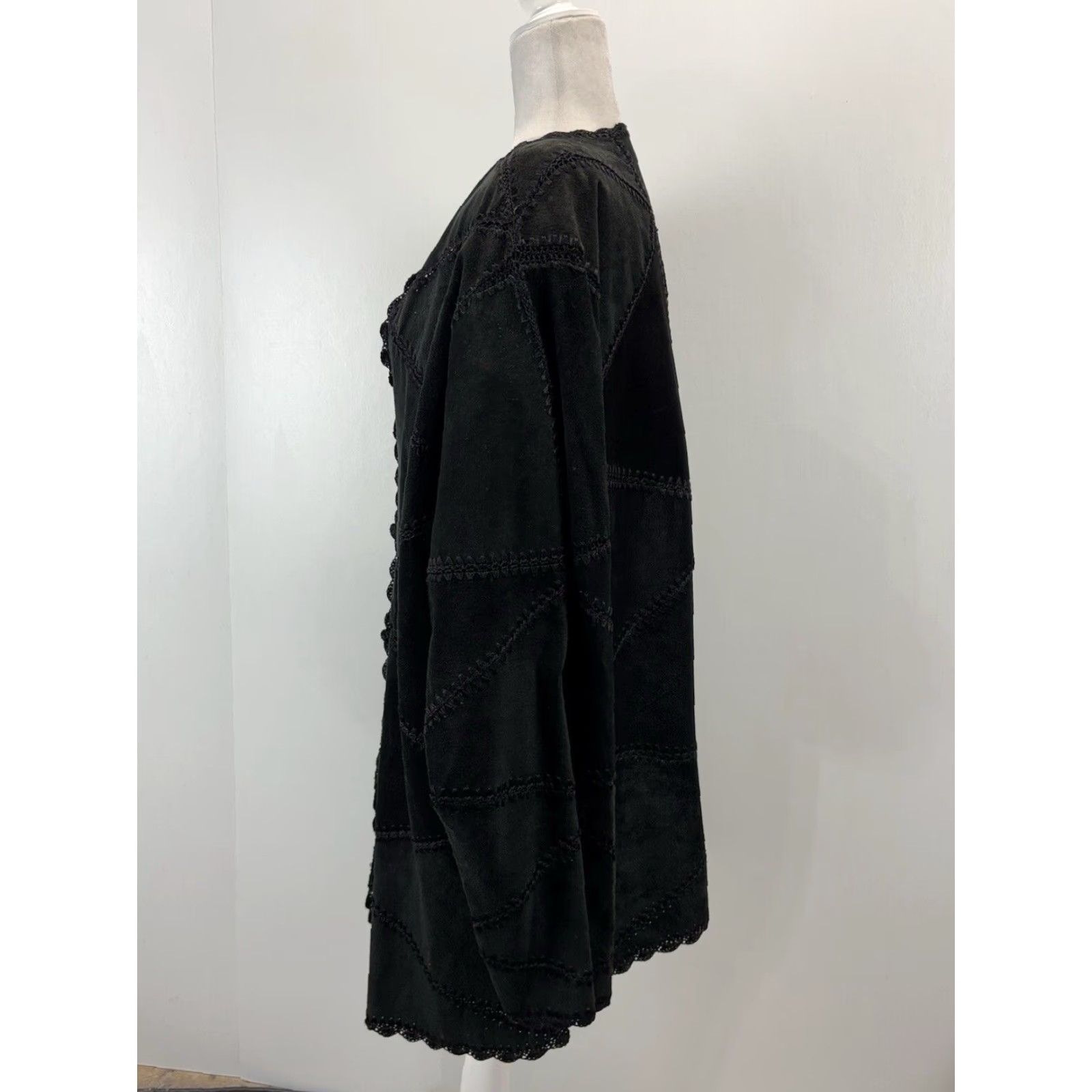 Vintage VINTAGE Jon Lawrence Black Suede Crochet Coat – 2X Plus – Whimsigoth Patchwork, 90s Y2K, Leather-Trim, Long Sleeve, Button Front, Women’s Coat Size XXL / US 16-18 / IT 52-54 - 2 Thumbnail