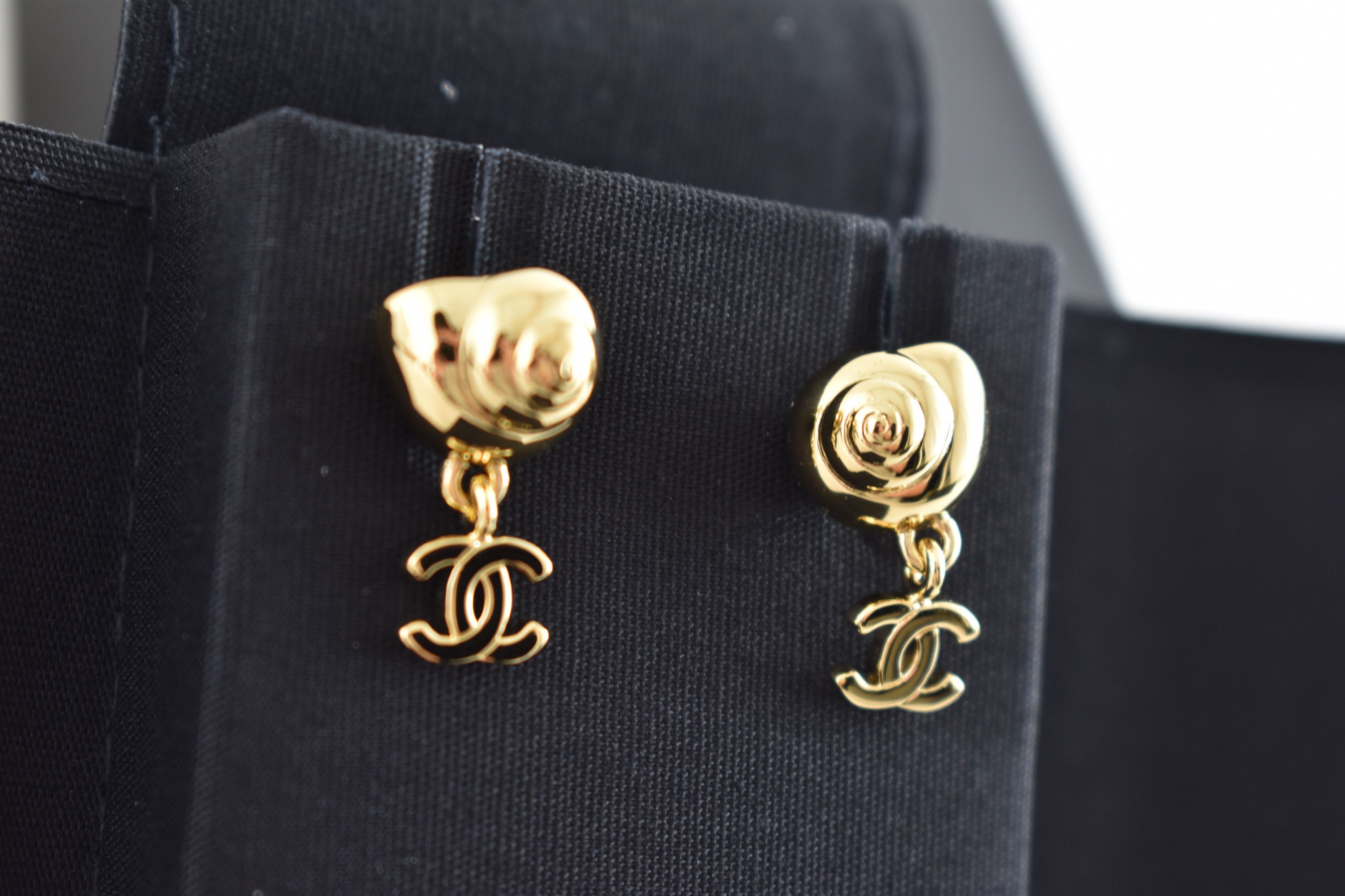 Chanel 26M Coco Beach Shell Seashell CC Logo Dangle Stud Earrings Size ONE SIZE - 13 Thumbnail
