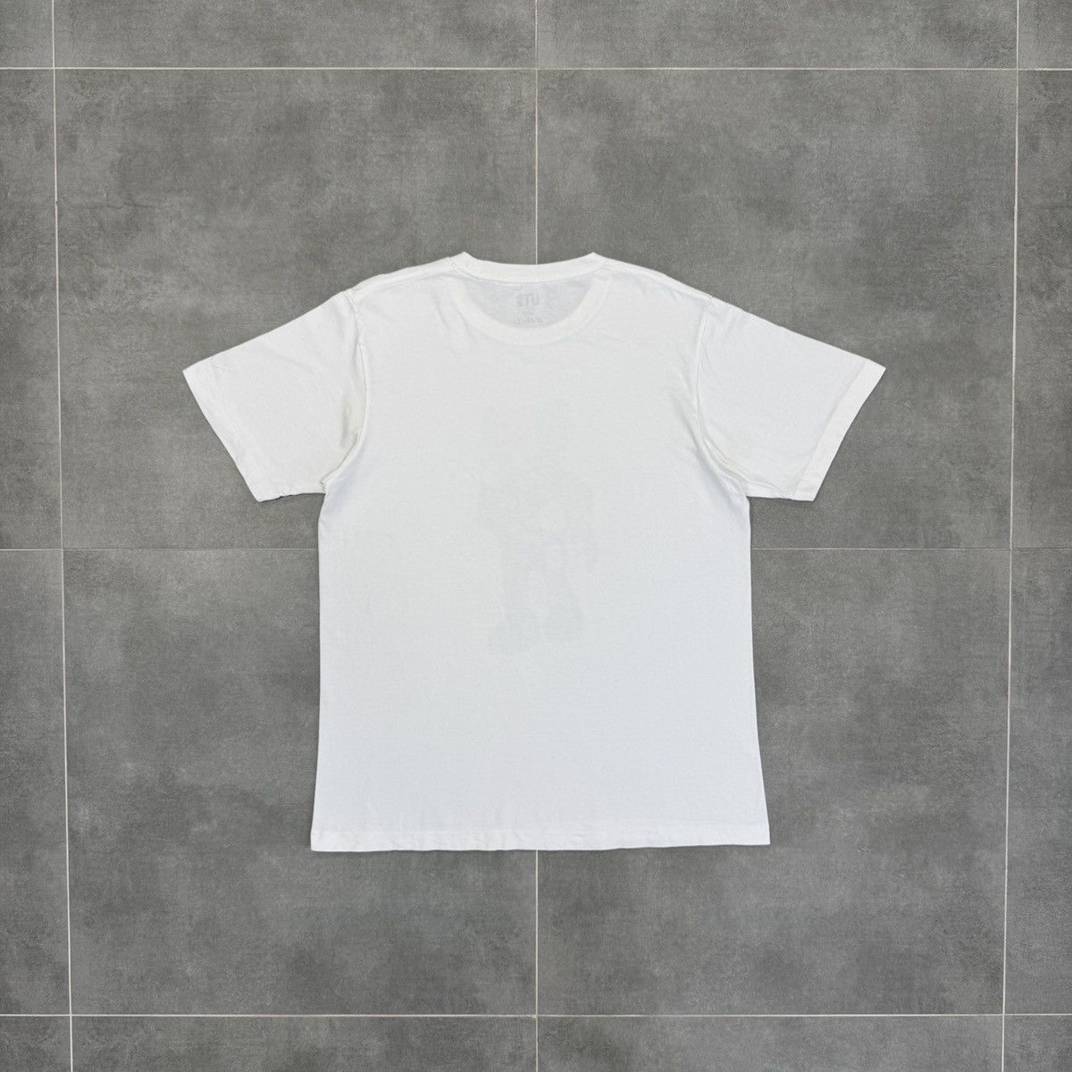 Kaws Uniqlo x Kaws Big Logo White T-Shirt Men Size L Size US L / EU 52-54 / 3 - 15 Thumbnail