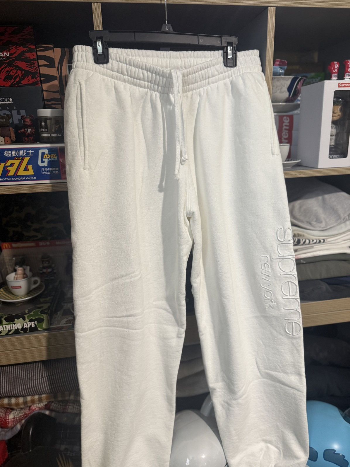Supreme Supreme White Classic Logo Sweatpants SS26 Size US 32 / EU 48 - 2 Thumbnail