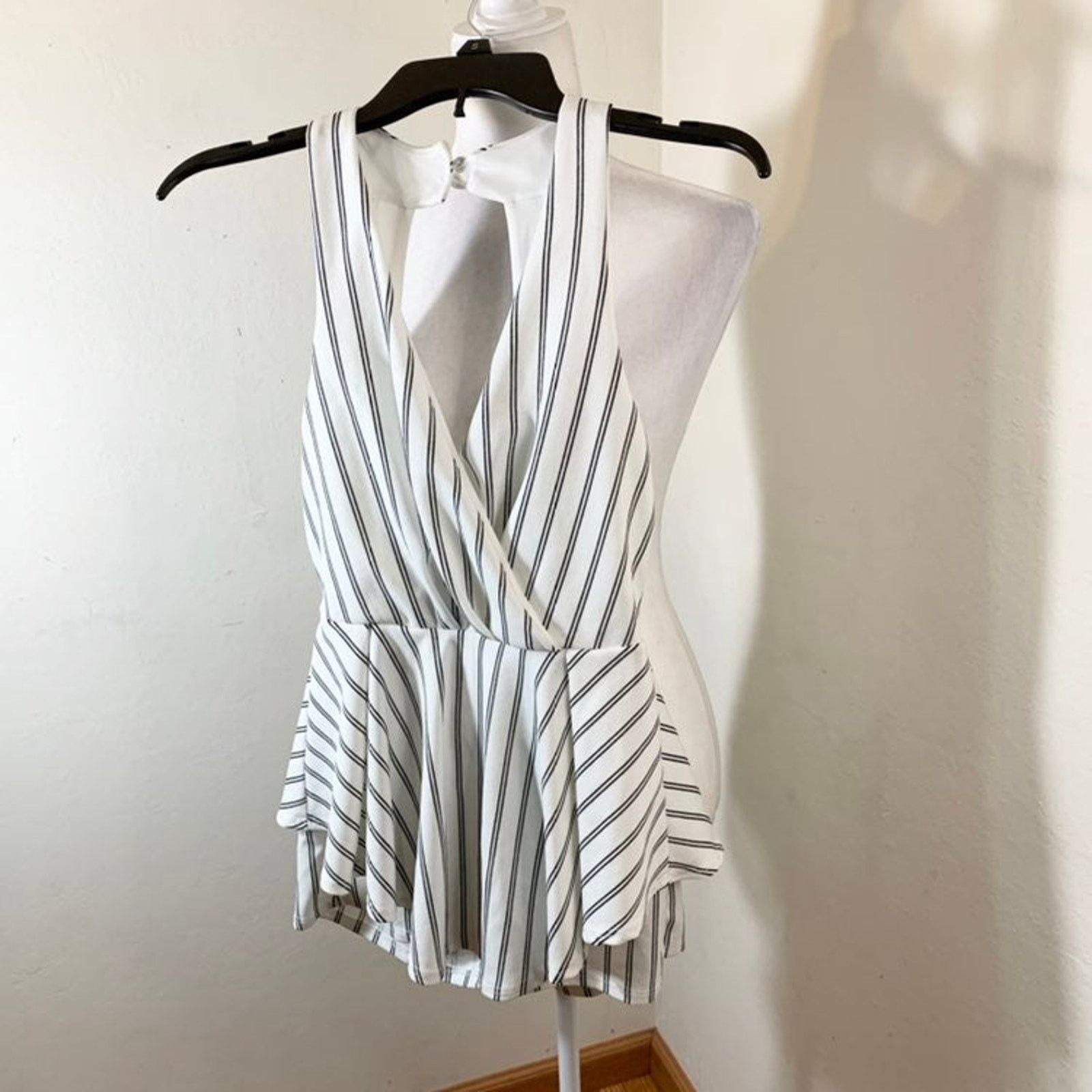 Other Cute white Striped Sleeveless jumpsuite size M Size 27" / US 4 / IT 40 - 6 Thumbnail
