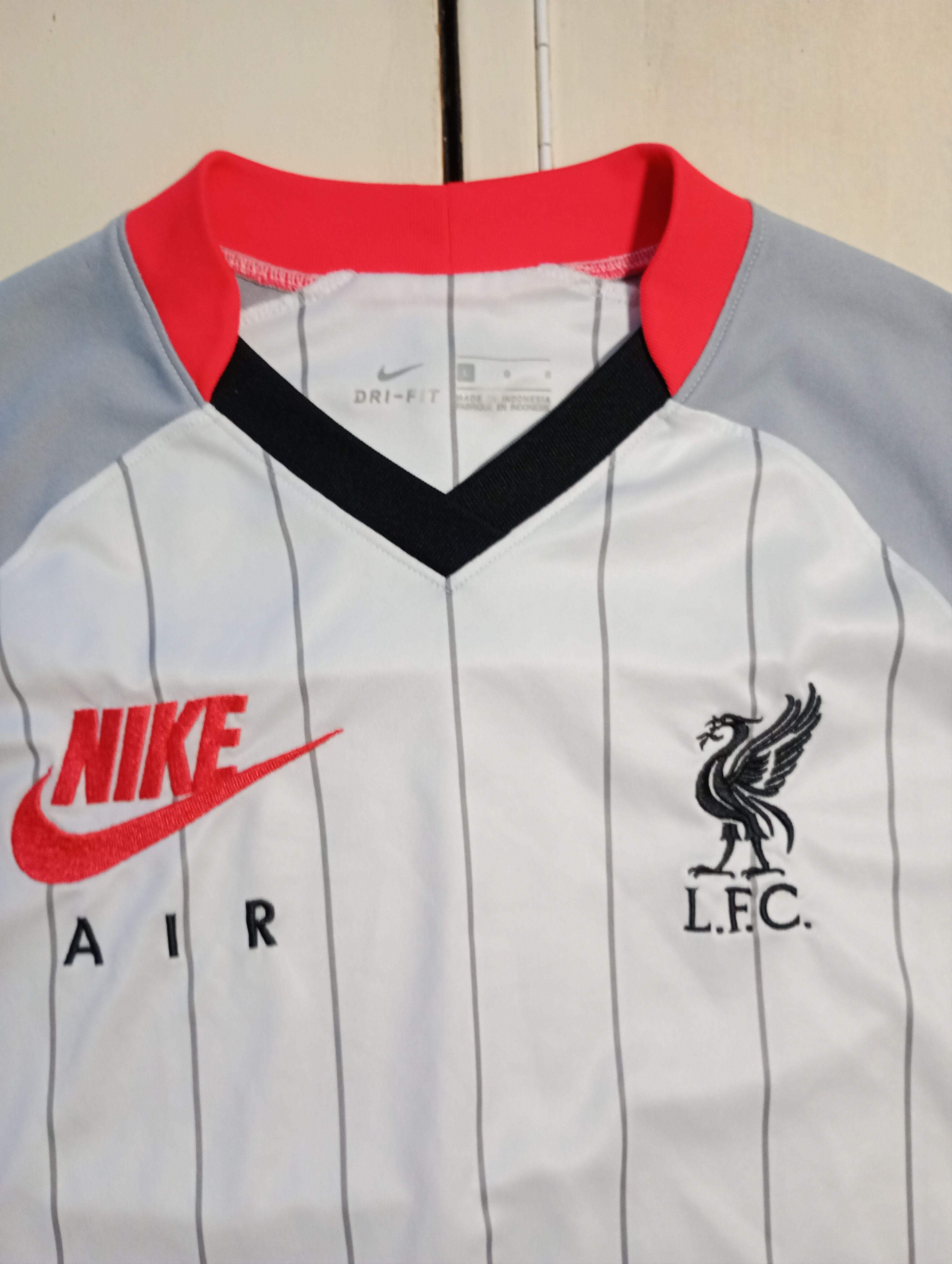 Nike LIVERPOOL FC STADIUM AIR MAX 2020/2021 TRAINING JERSEY Size US L / EU 52-54 / 3 - 7 Thumbnail