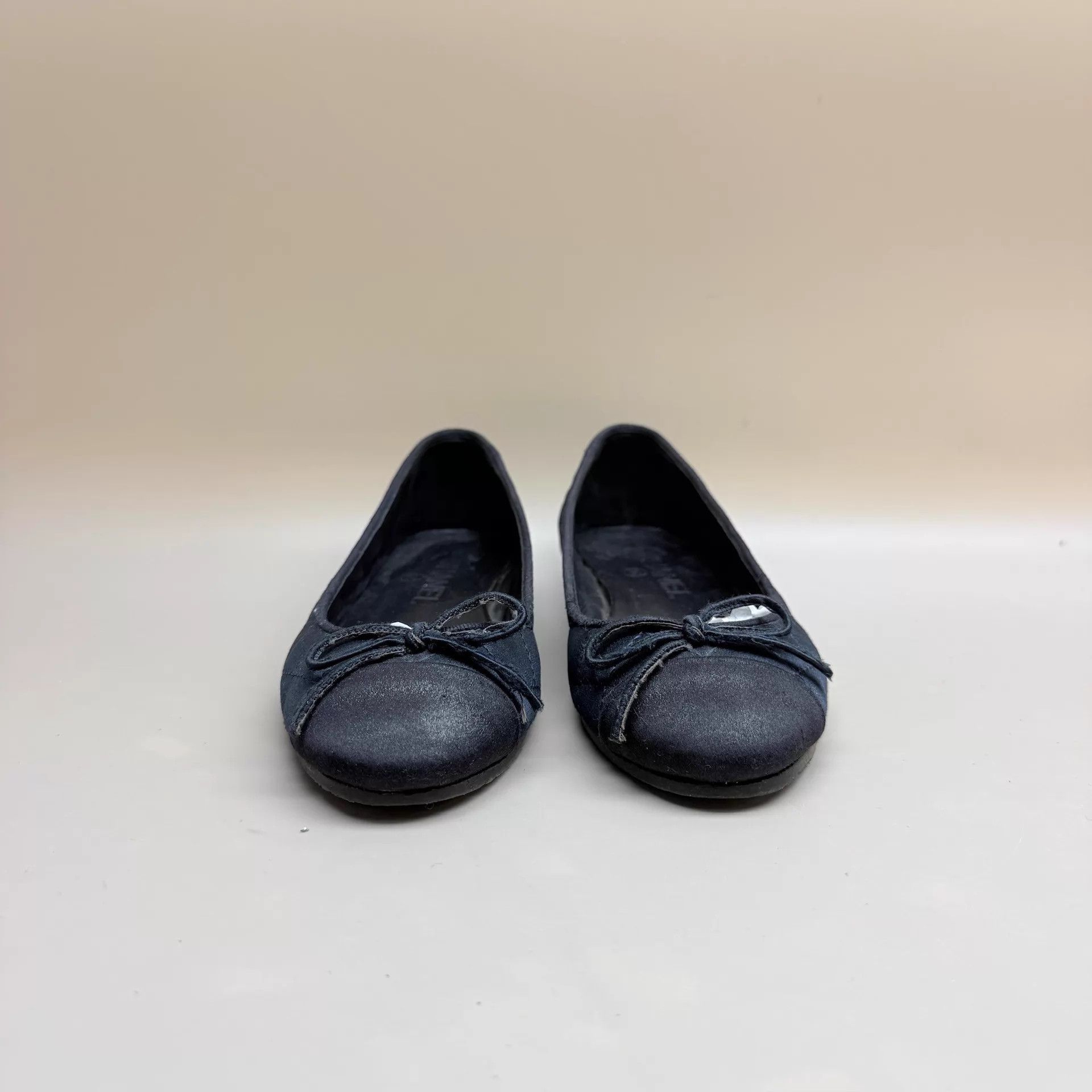 Chanel CHANEL Navy Blue CC Quilted Low Heel Shoes 37 Size US 6.5 / IT 36.5 - 2 Thumbnail