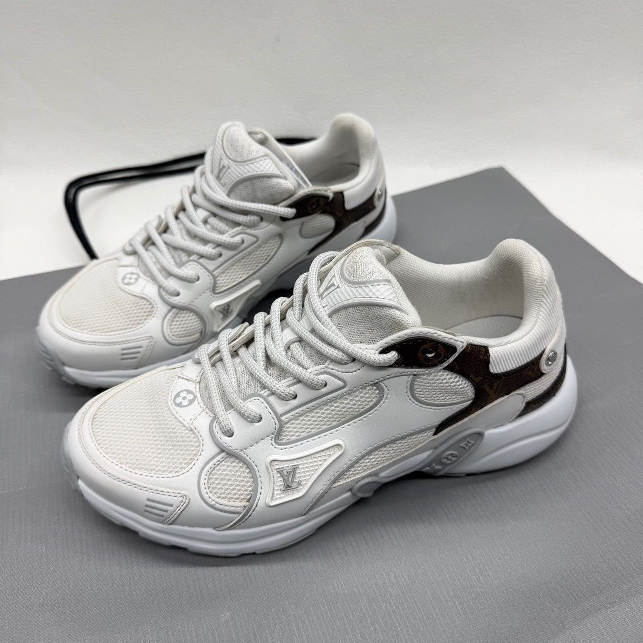 Louis Vuitton Louis Vuitton White Lowtop Sneakers us_5 Women Size US 5 / IT 35 - 1 Thumbnail
