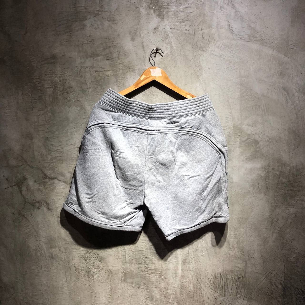 Givenchy Givenchy Cotton Sweat shorts Size US 34 / EU 50 - 2 Thumbnail