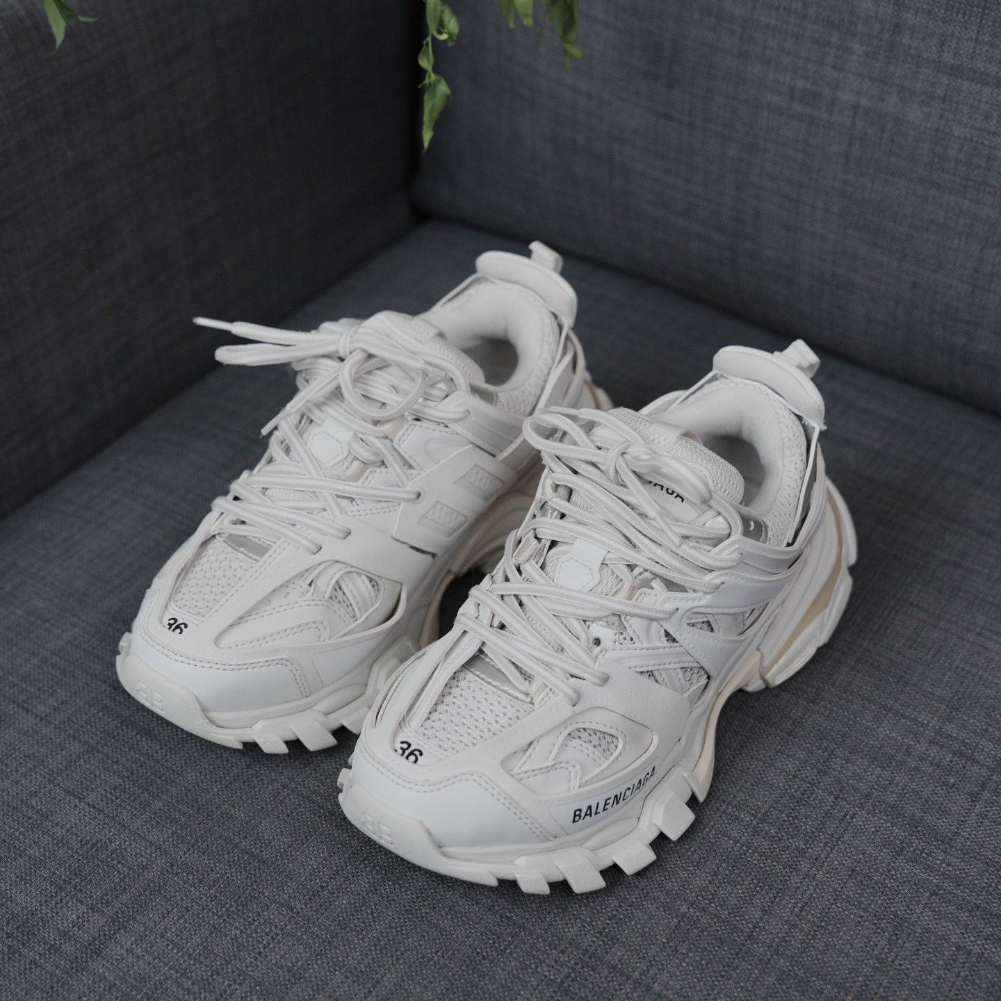 Balenciaga Balenciaga White Lowtop Sneakers us_6 Women Size US 6 / IT 36 - 1 Thumbnail