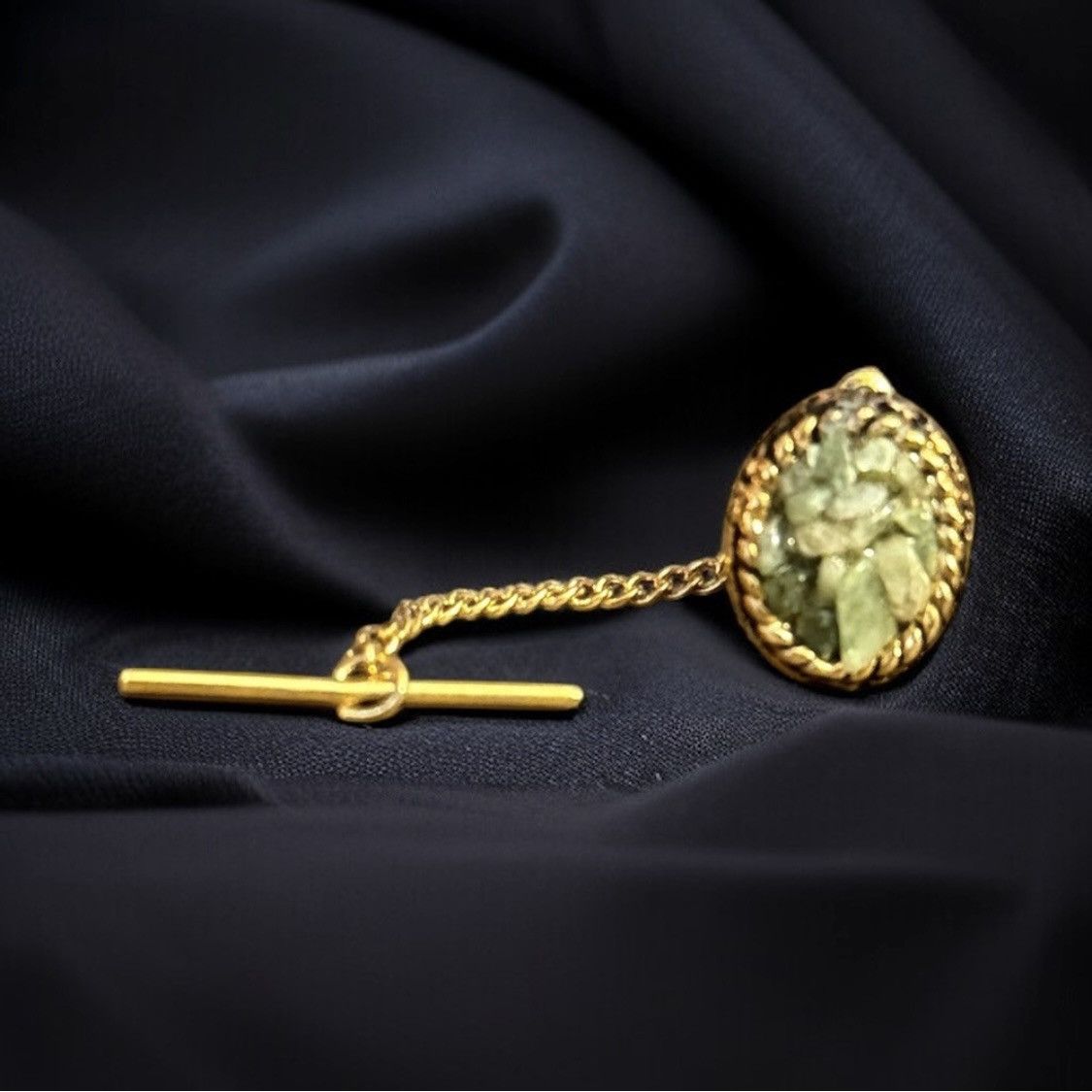 Vintage Vintage gold tone green agate chip tie tack Size ONE SIZE - 1 Thumbnail
