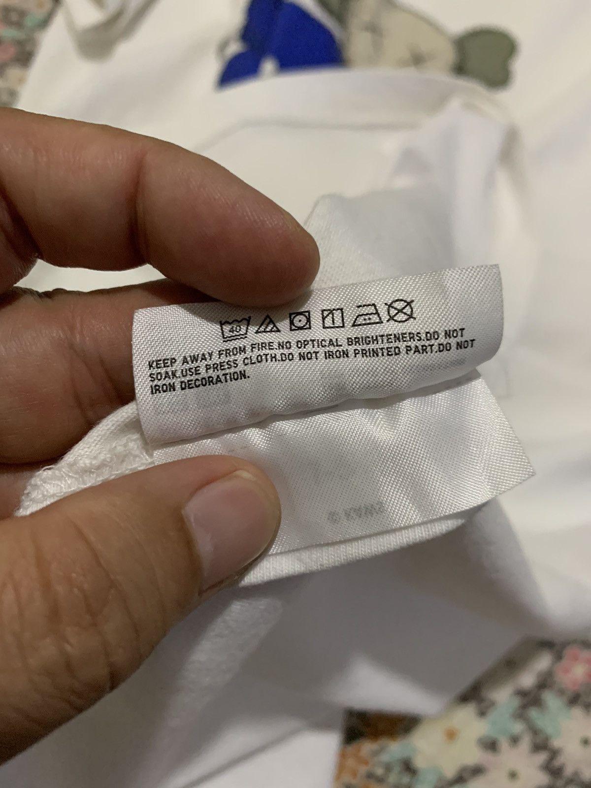Uniqlo Uniqlo Kaws Tee Size US XL / EU 56 / 4 - 13 Thumbnail