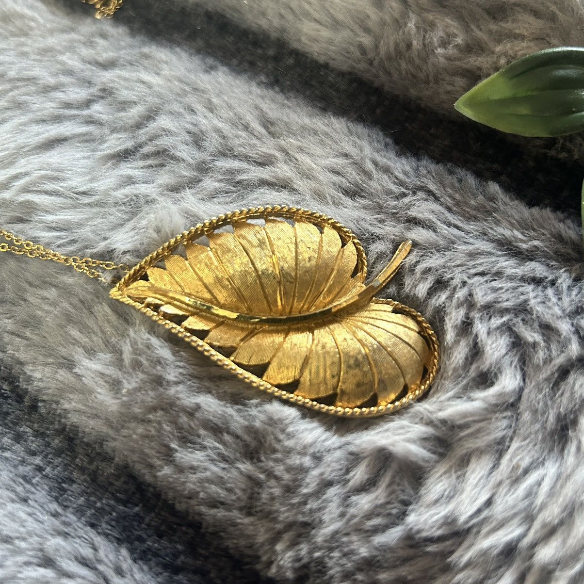 Vintage Vintage 60s B.S.K. gold di-cut textured leaf brooch Size ONE SIZE - 8 Thumbnail